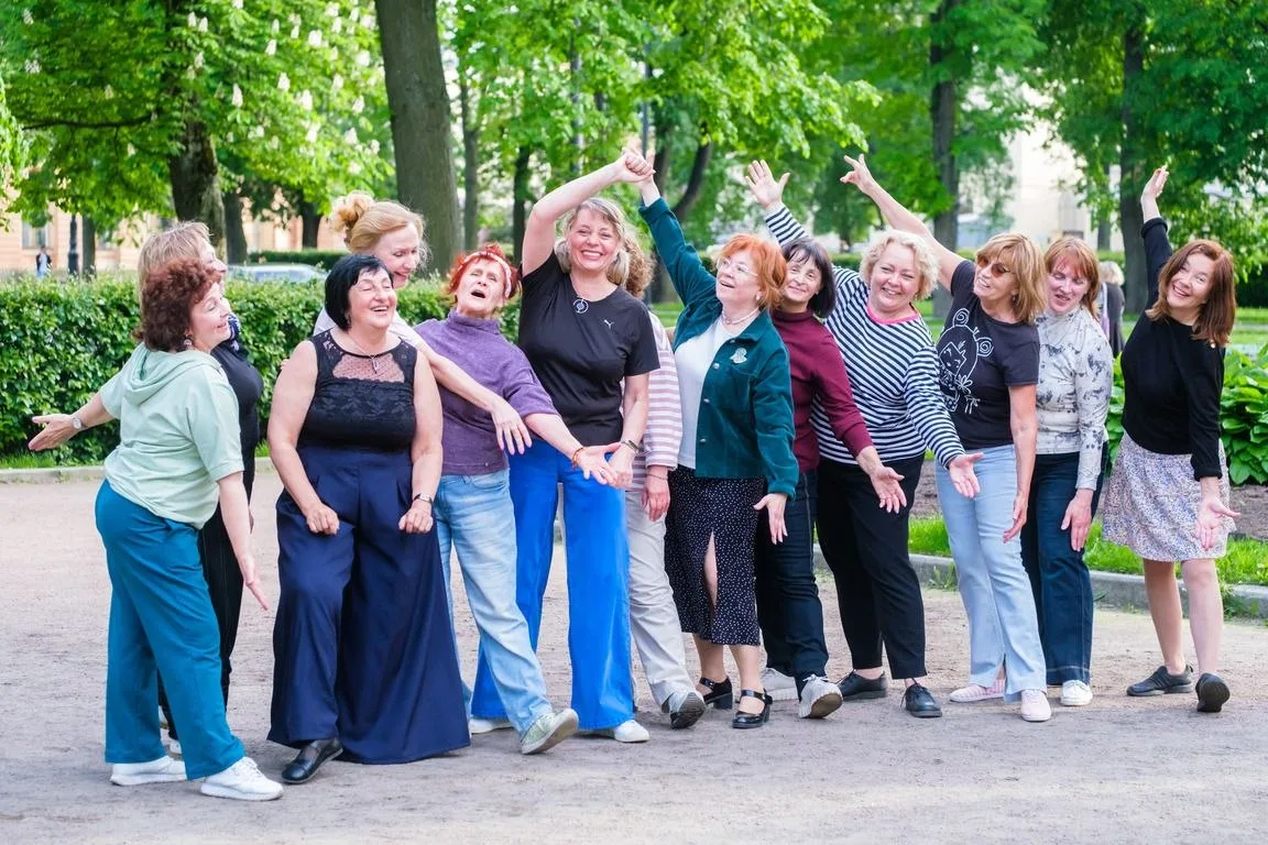 Лето в Петербурге все-таки наступило.  Горожане и гости города наконец-то спрятали зонт...