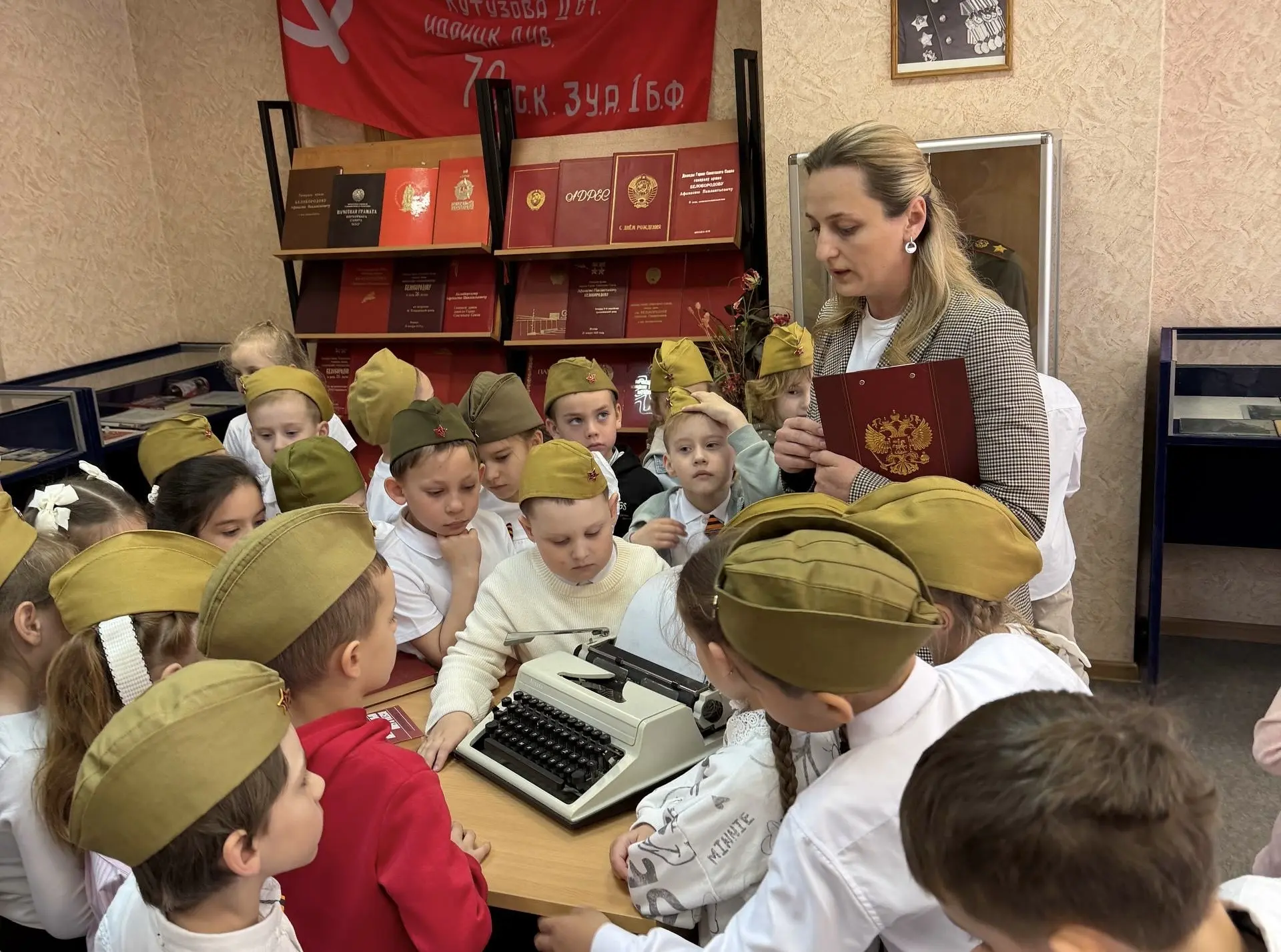 Парад памяти и гордости 🇷🇺  🎖️ В нашем садике прошёл торжественный парад! Ребята с флажками, цветами