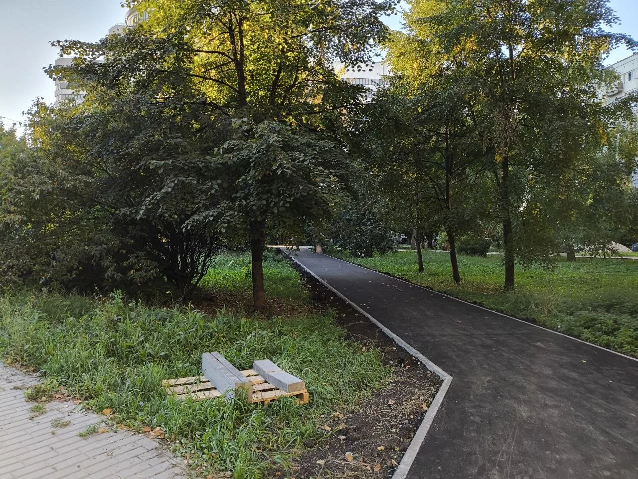 В сквере Героев-чернобыльцев завершаются работы по благоустройству