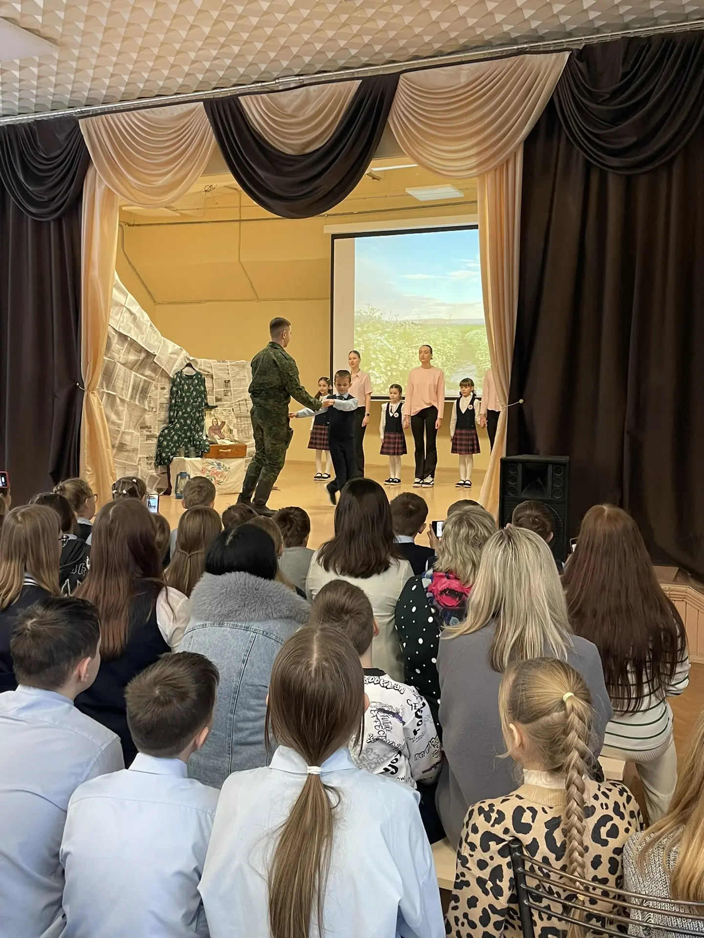 🎭30 января в нашей школе прошел концерт с театрализованным представлением  «Блокадной памяти страниц