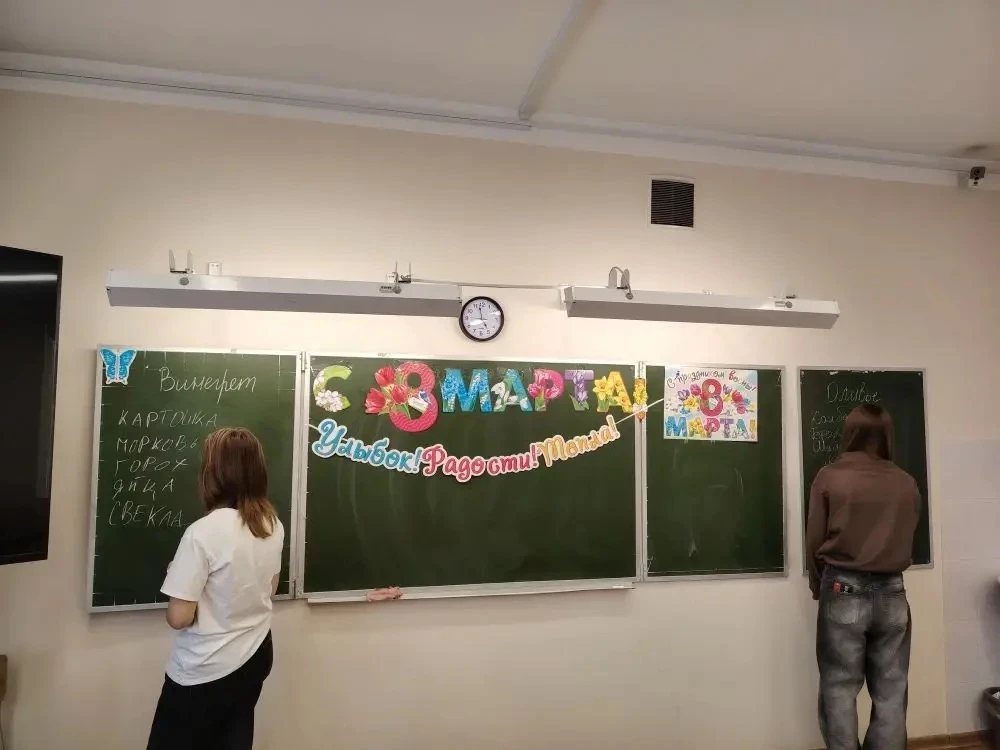 В 6 Д классе мальчики устроили настоящий праздник для своих одноклассниц  В преддверии 8 Марта в  кл