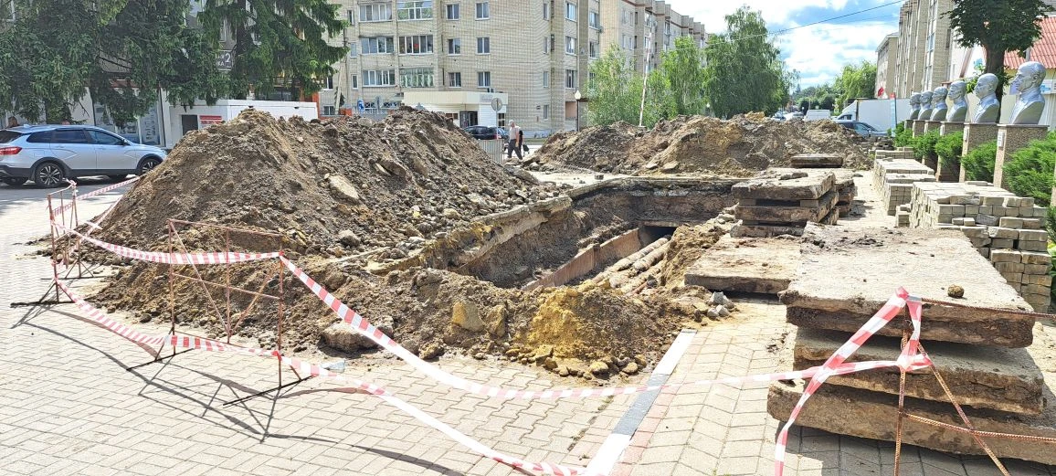 🛠️ Продолжаем ремонтно‑восстановительные работы на площади Ушакова в посёлке Борисовка 🛠️

АО «Бор