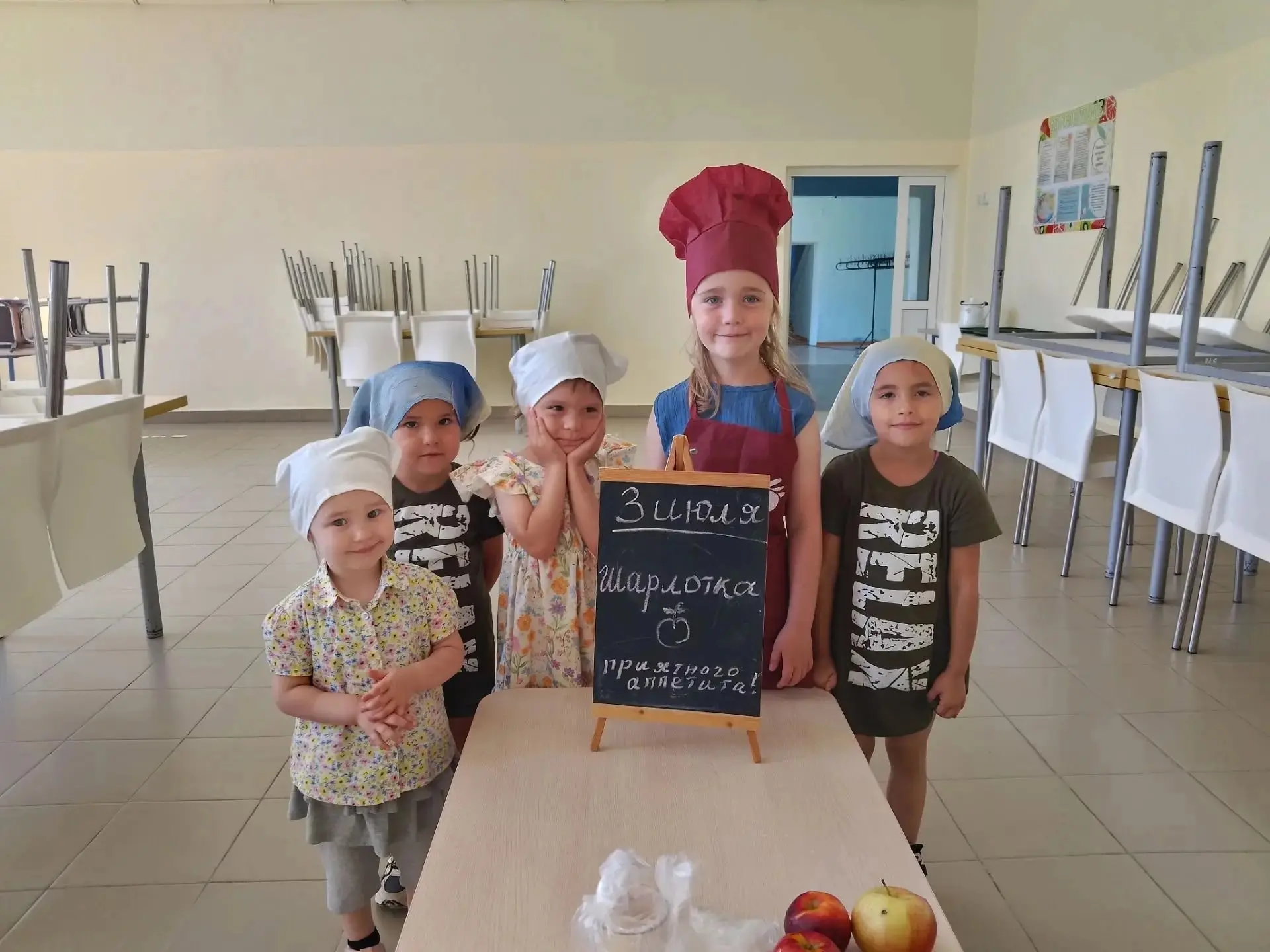 Шарлотка🍎🍏🍎- любимый сладкий десерт детишек. Мы с воспитанниками приготовили один из самых просты