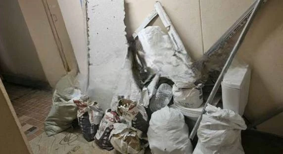 🗑️ В подъезде на Тёплом Стане захламили путь эвакуации