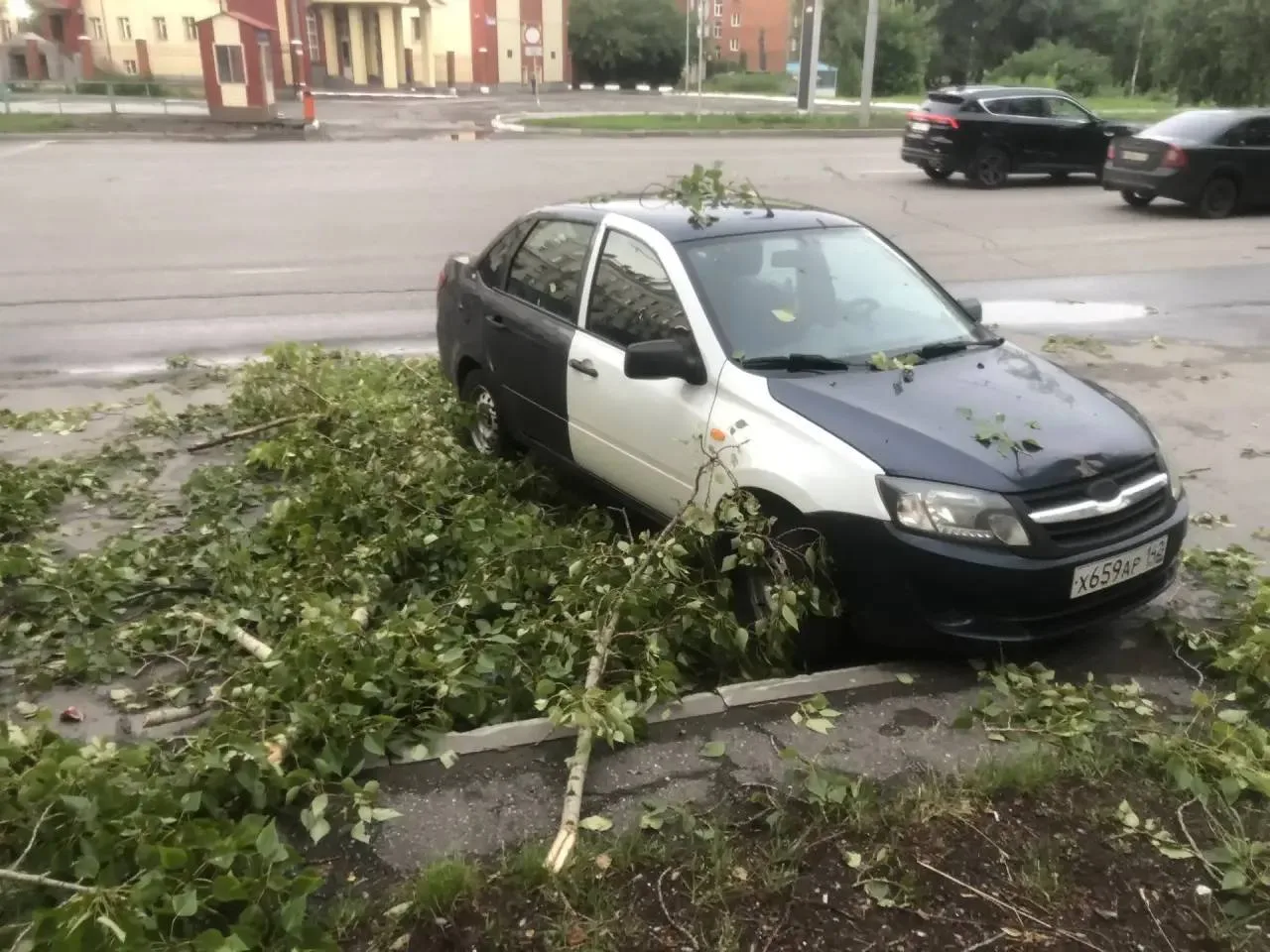 "Ты совсем е**нутая, отдавай мои товары мне быстро". В ПВЗ клиентка устроила скандал из...