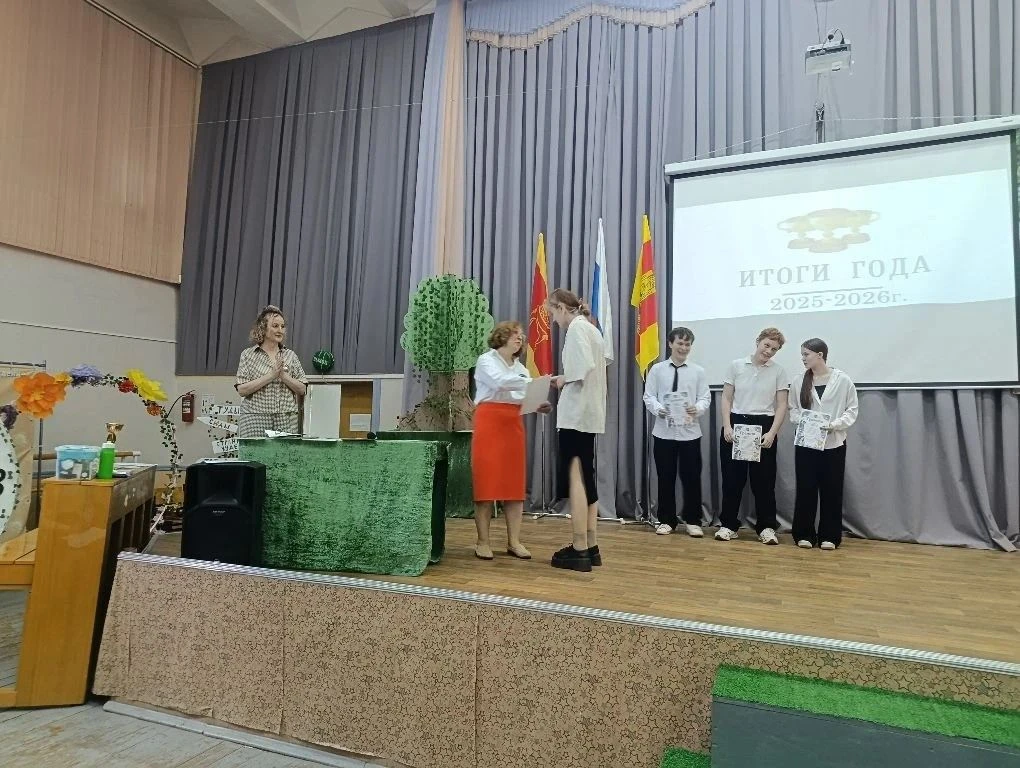Фотографии с итоговой линейки 8 -х и 10-х классов!