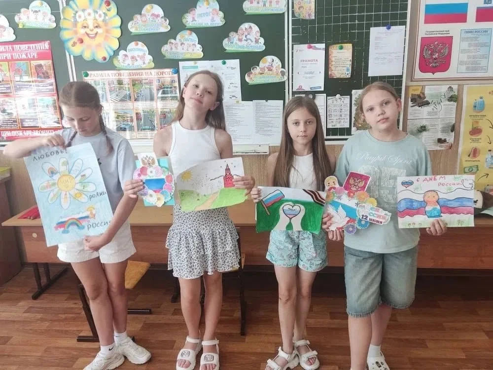 Ловите ещё порцию кадров, сделанных в преддверии Дня России! 🇷🇺

Яркие флаги, рисунки на асфальте,