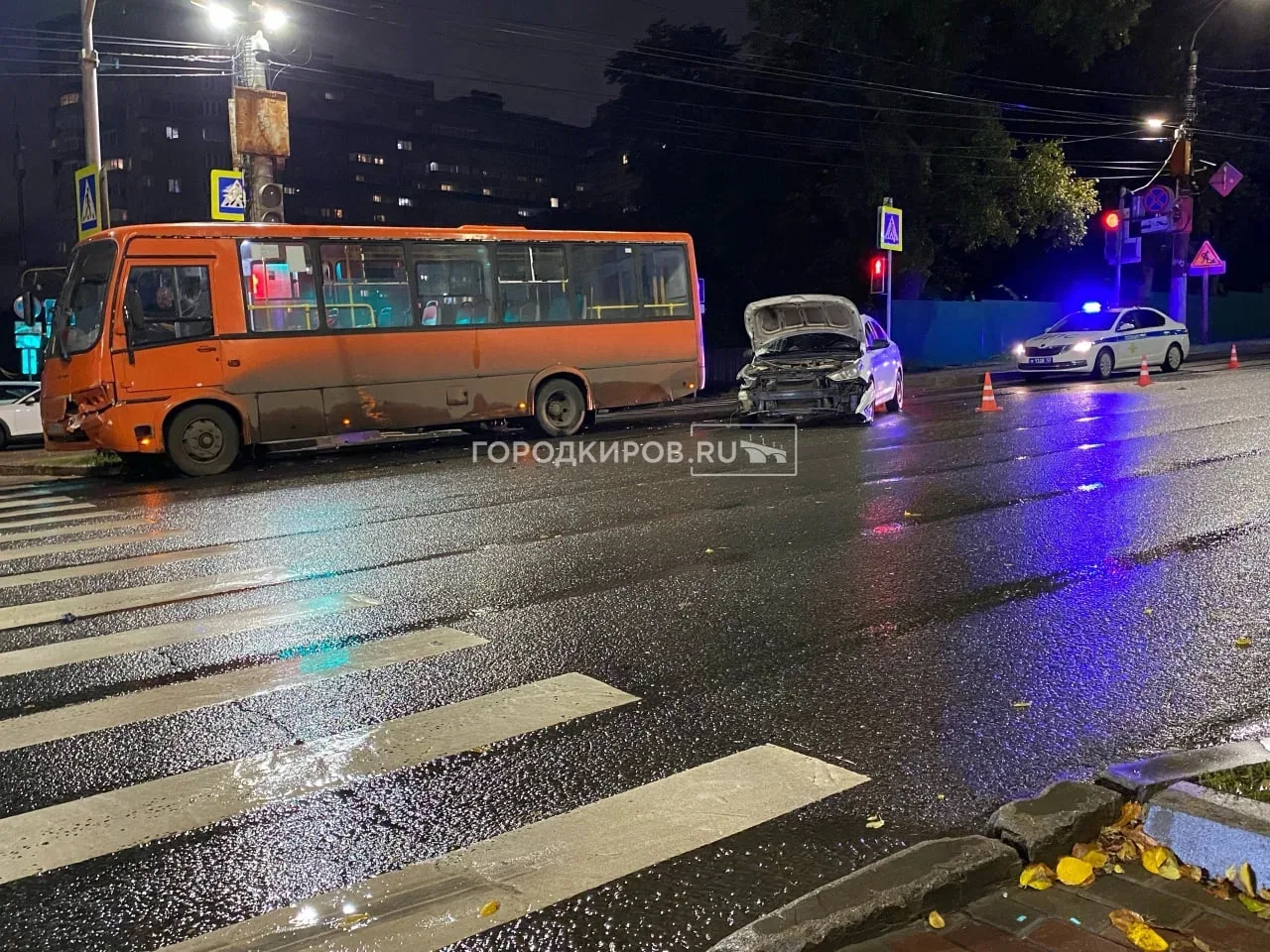 еще одно ДТП с автобусом и легковым авто случилось вчера на перекрестке Горького и Моск...