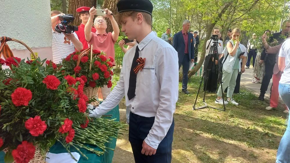 Память, высеченная в камне: в Красногорске открыли мемориальные доски героям‑выпускникам В канун Дня