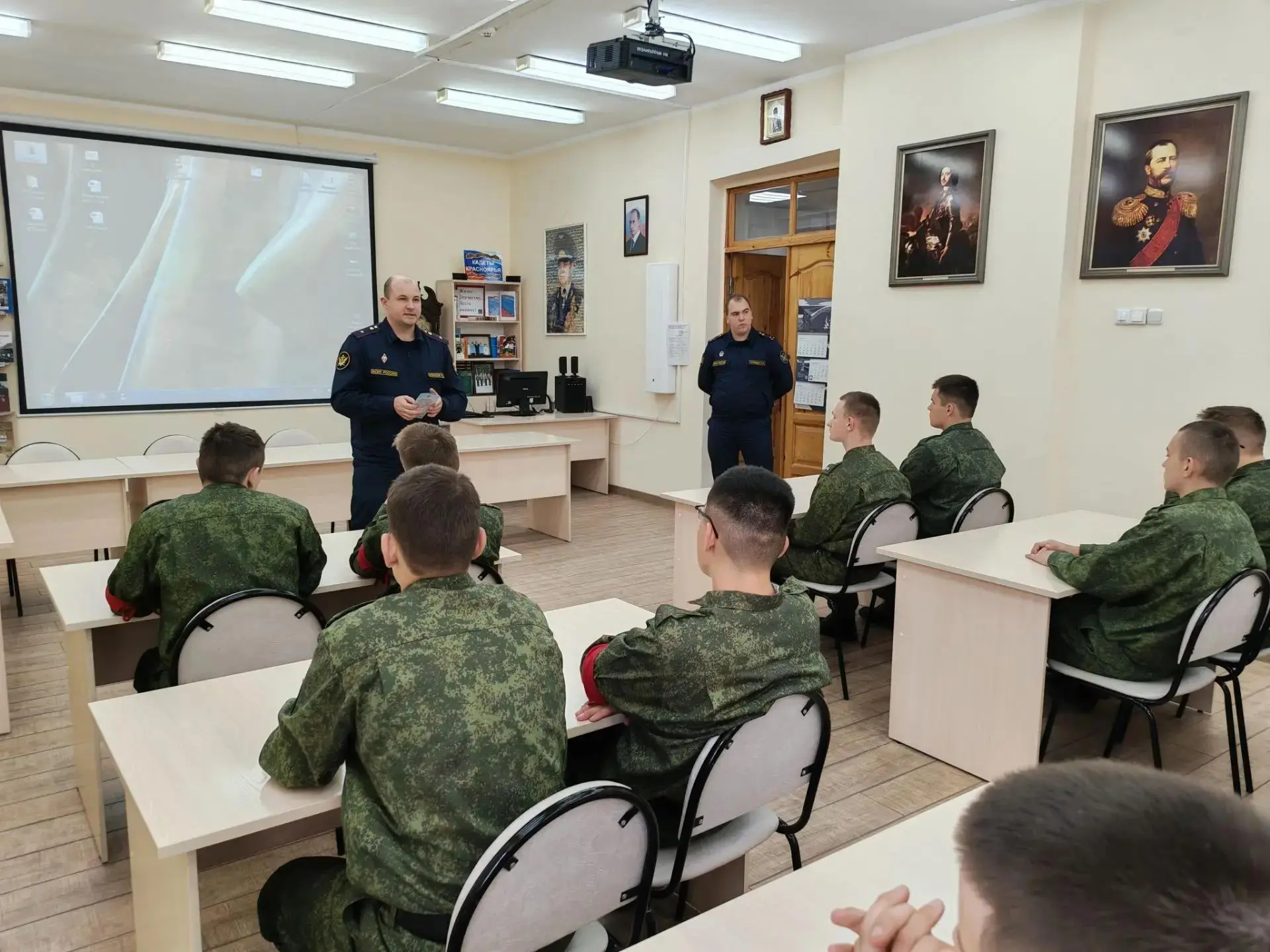 28.09.2026 года перед представителями 6 и 5 рот выступили старший инспектор отдела кадр...