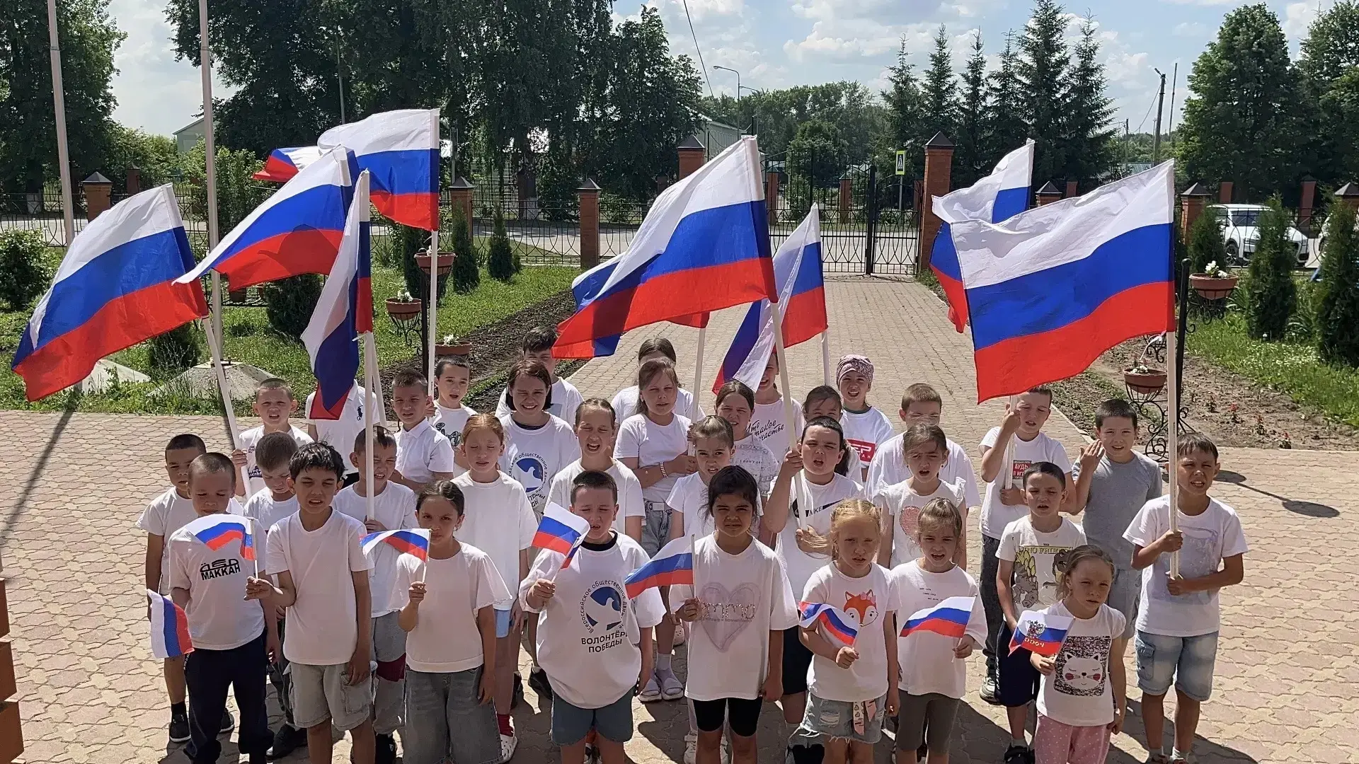 Сегодня в нашем лагере «Дуслык» особенный день! 🇷🇺 

В честь Дня России мы присоединились к масшта