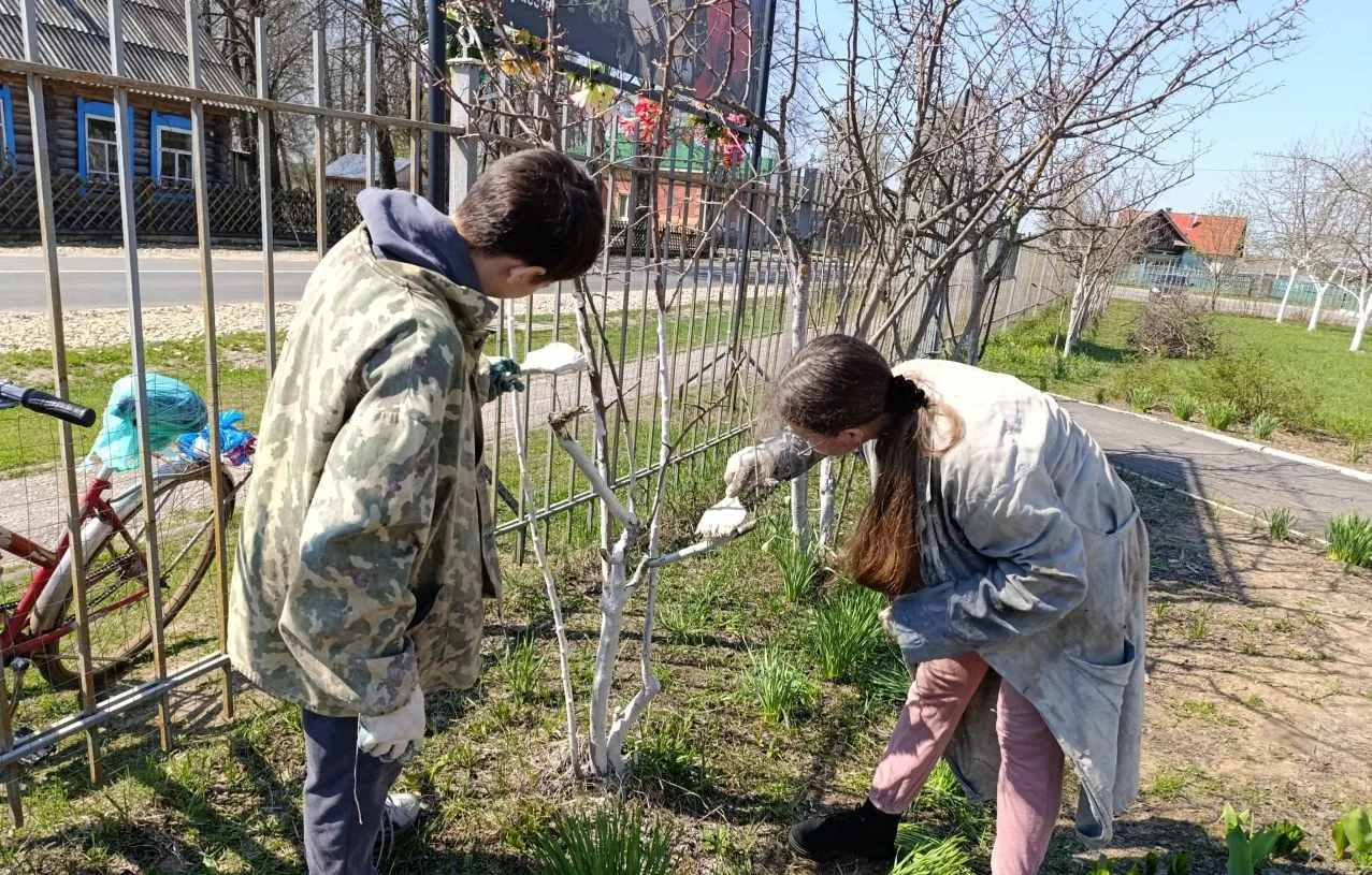 В школьном дворе идёт активная подготовка ко Дню Победы, ученики и учителя благоустраив...