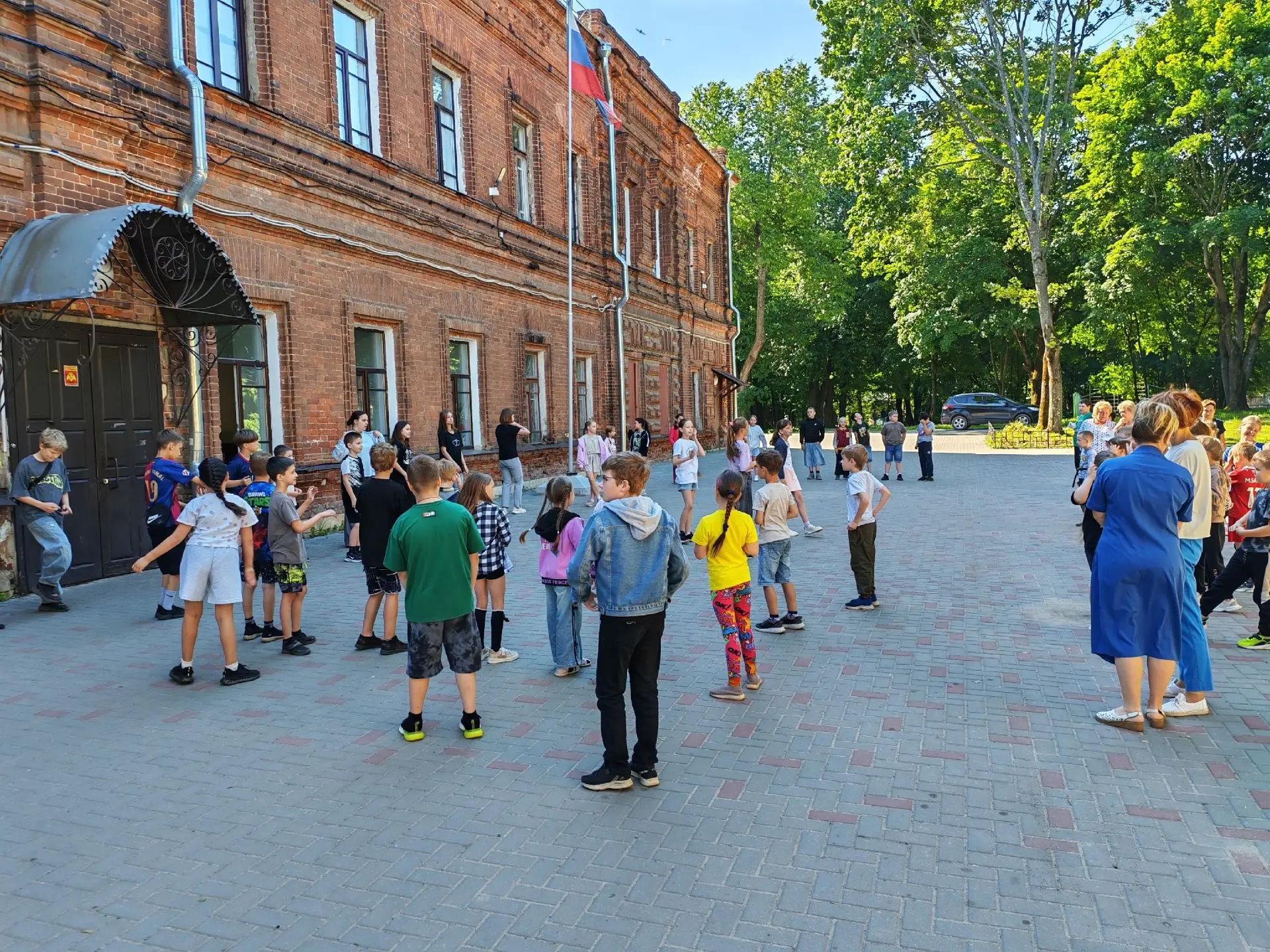 Сегодняшний день начался с традиционной зарядки. ☀️ До обеда дети посетили литературно-краеведческий