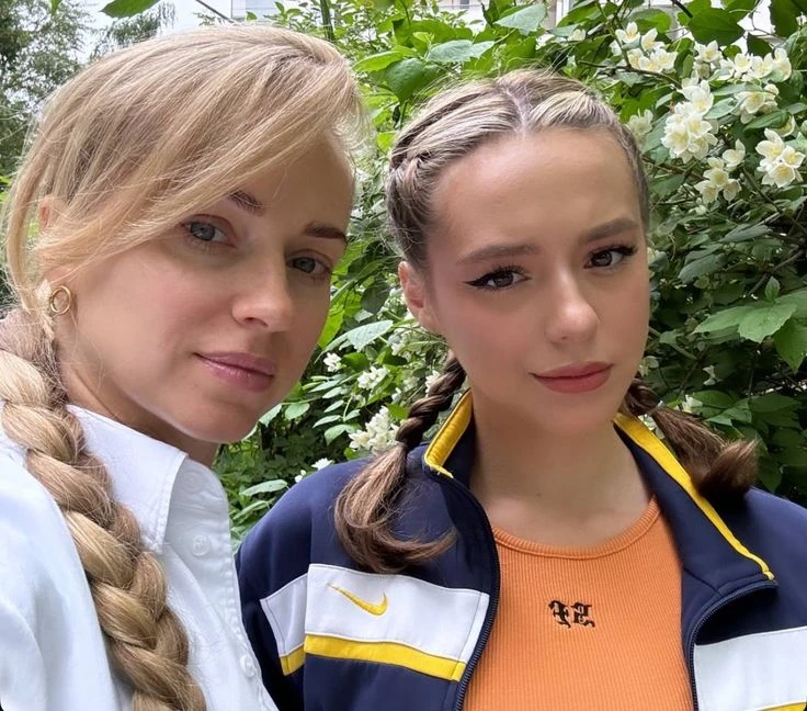 Каролина с мамой 🥰