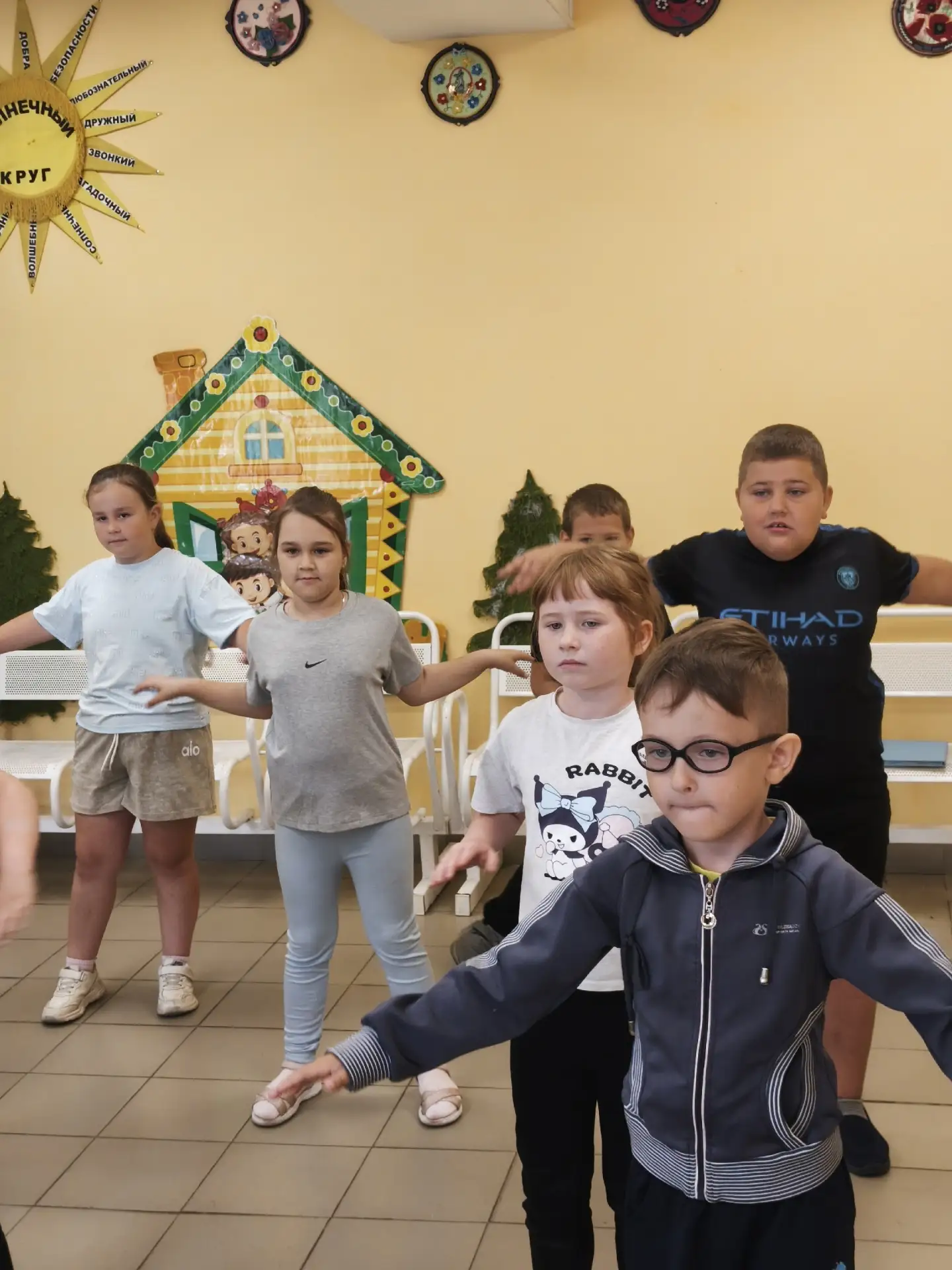 Пока кто-то досматривает сны, наши ребята уже вовсю разминаются! Зарядка в Центре социа...