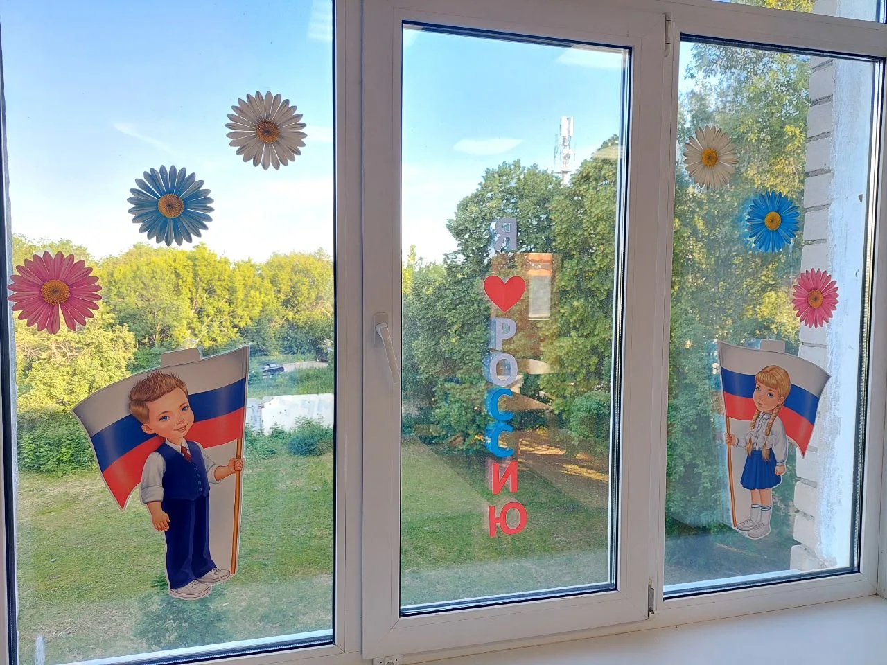 🎉 Акция «Окна России»: украшаем страну к празднику! 🇷🇺

В преддверии Дня России по всей стране пр