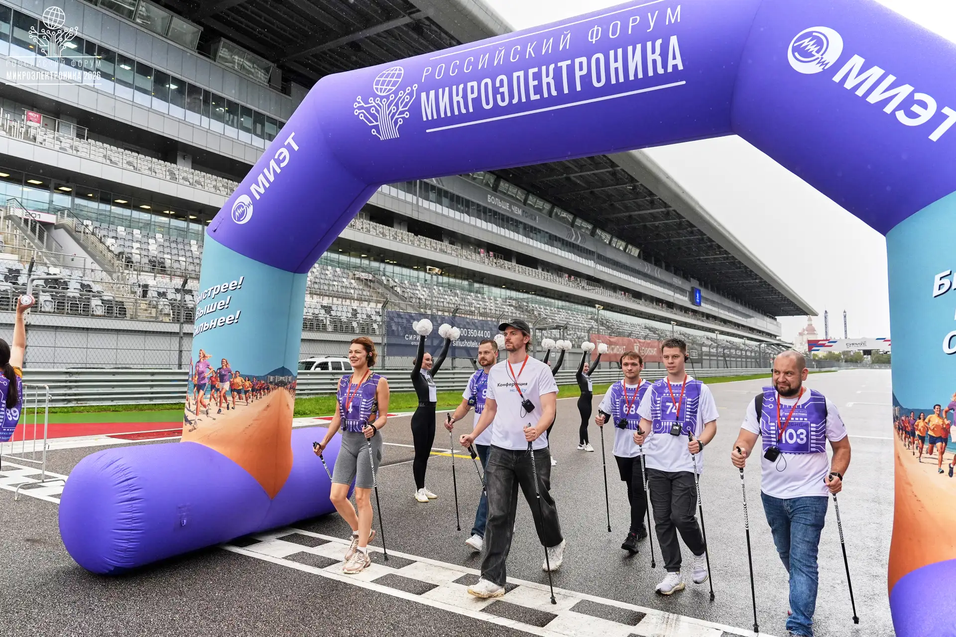 🚶‍➡️«Мысли в движении»: учёные Сколтеха провели «Лекторий на ходу» на конференции «Мик...