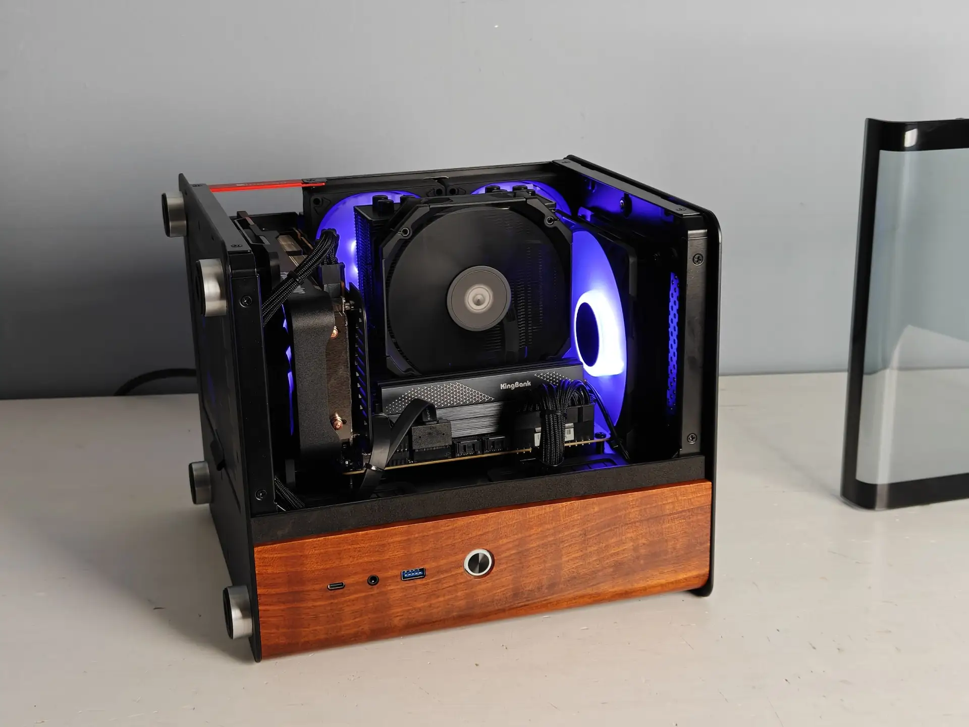 Jonsbo TK-0 - классный ITX корпус, можно и вертикально и горизонтально расположить на столе, довольн