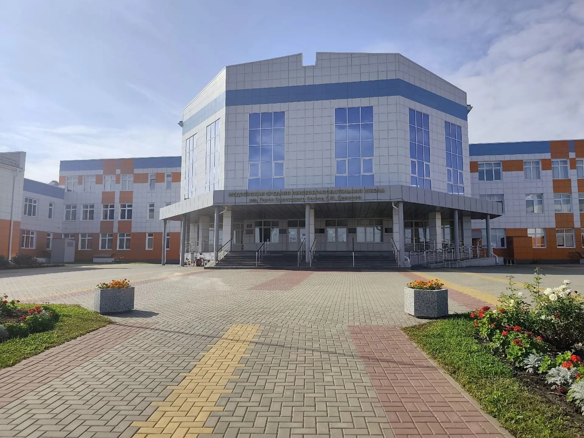 Каникулы продолжаются, а в школе прошла приемка к новому учебному году. Еще немного и 1...