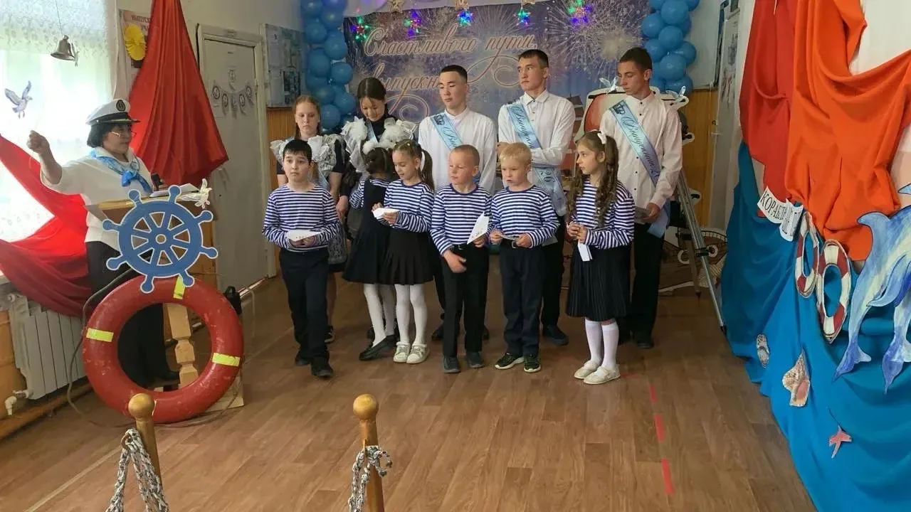 🕊️ Самое нежное мгновение последнего звонка

На линейке, где всё смешалось: цветы, галстуки, слезы 