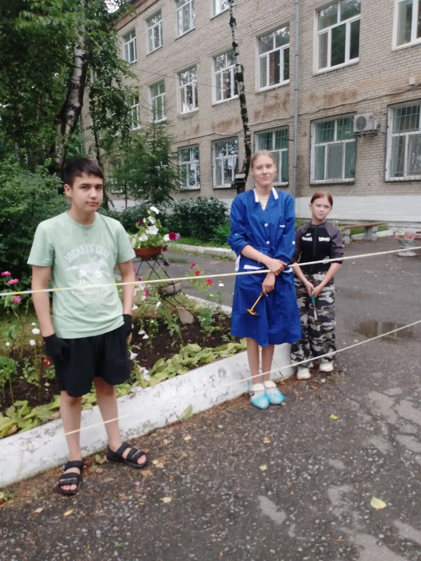 Август. Пришкольные трудовые отряды, занимающиеся благоустройством территории, завершаю...