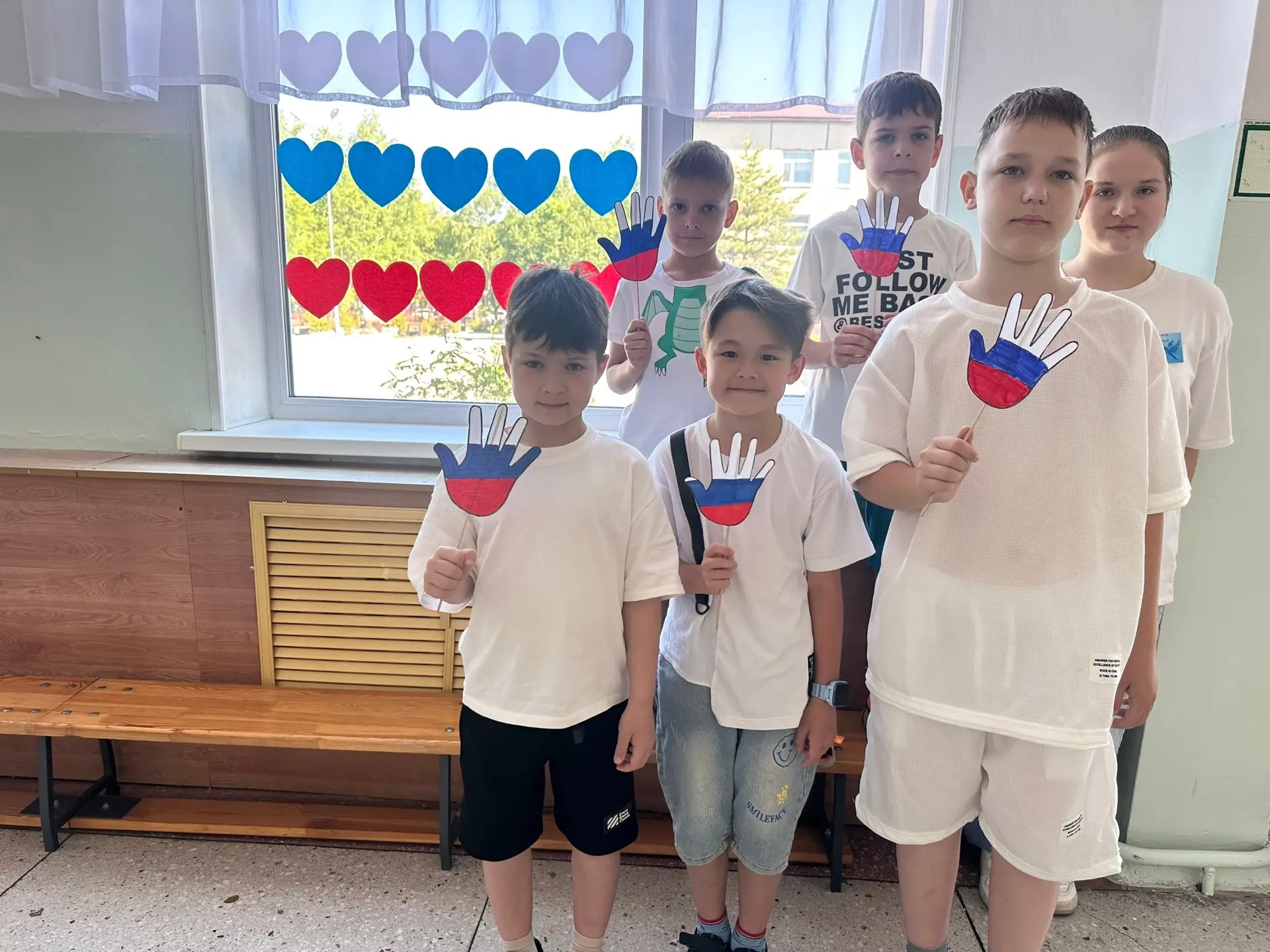 🇷🇺 Ребята и вожатые пришкольного лагеря школы #№25 украсили пространство ко Дню России. Свою любов