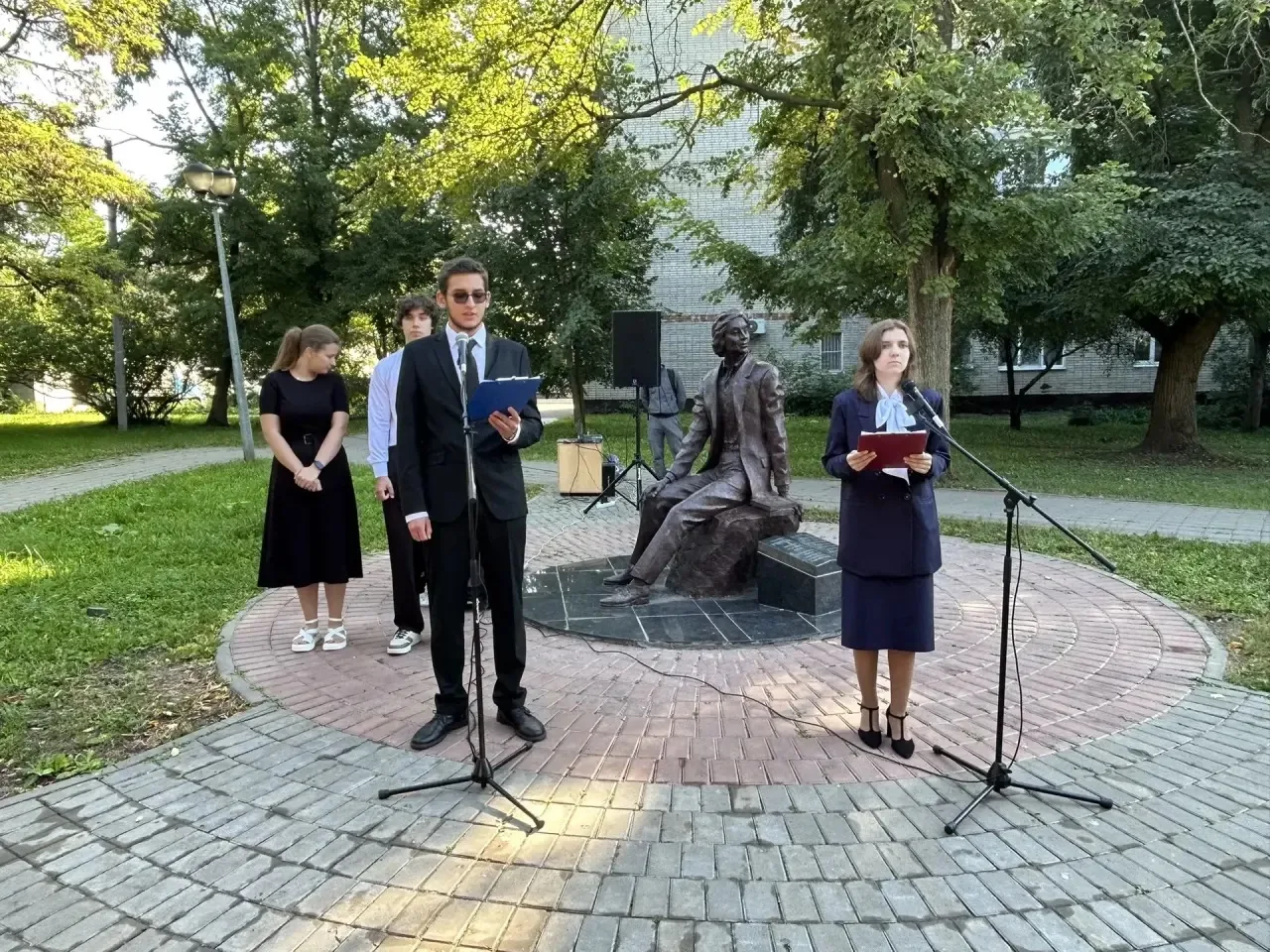 🏛️📖 «Единство поколений в слове учителя»: митинг у памятника Н. А. Рябову 🏛️📖
