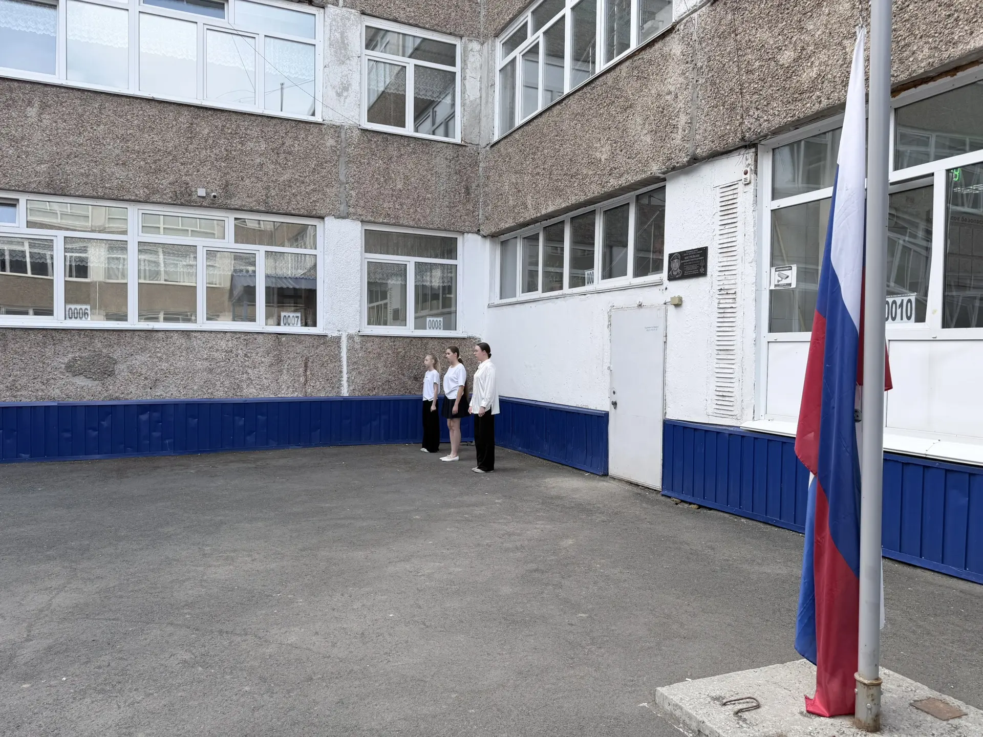 🇷🇺 С флага — в дело! Пятый «Б» заступает на вахту

Сегодня утро в профильной смене началось не с з
