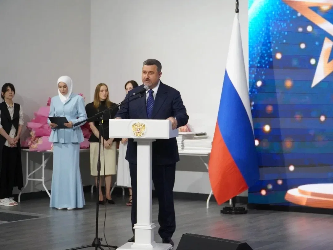 Врио Главы Республики Дагестан Фёдор Щукин вручил денежные сертификаты выдающимся выпускникам регион