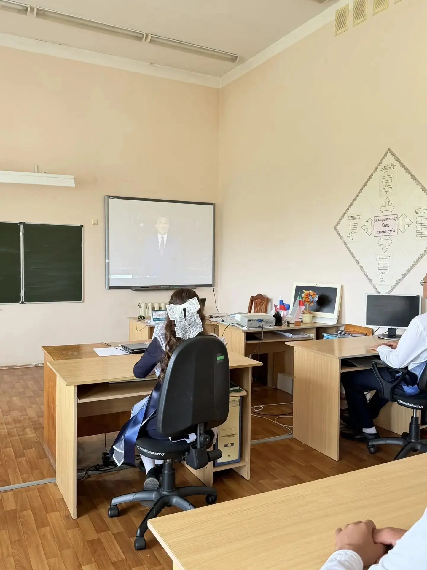 Учащиеся нашей школы слушают поздравления с праздником "Последного звонка"   министра о...