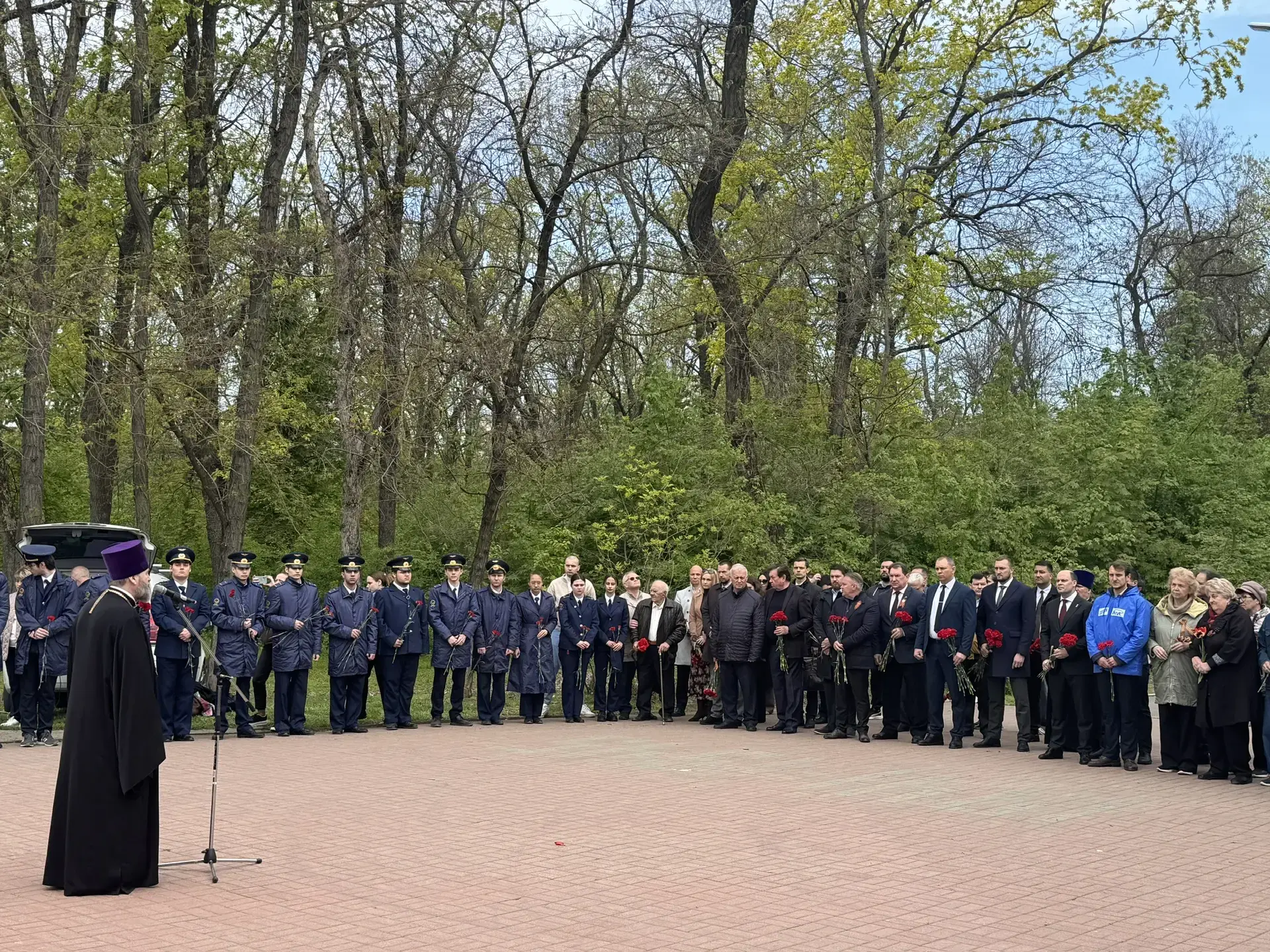 В преддверии Дня Победы обучающиеся и администрация МАОУ «Школа №10» приняли участие в торжественной