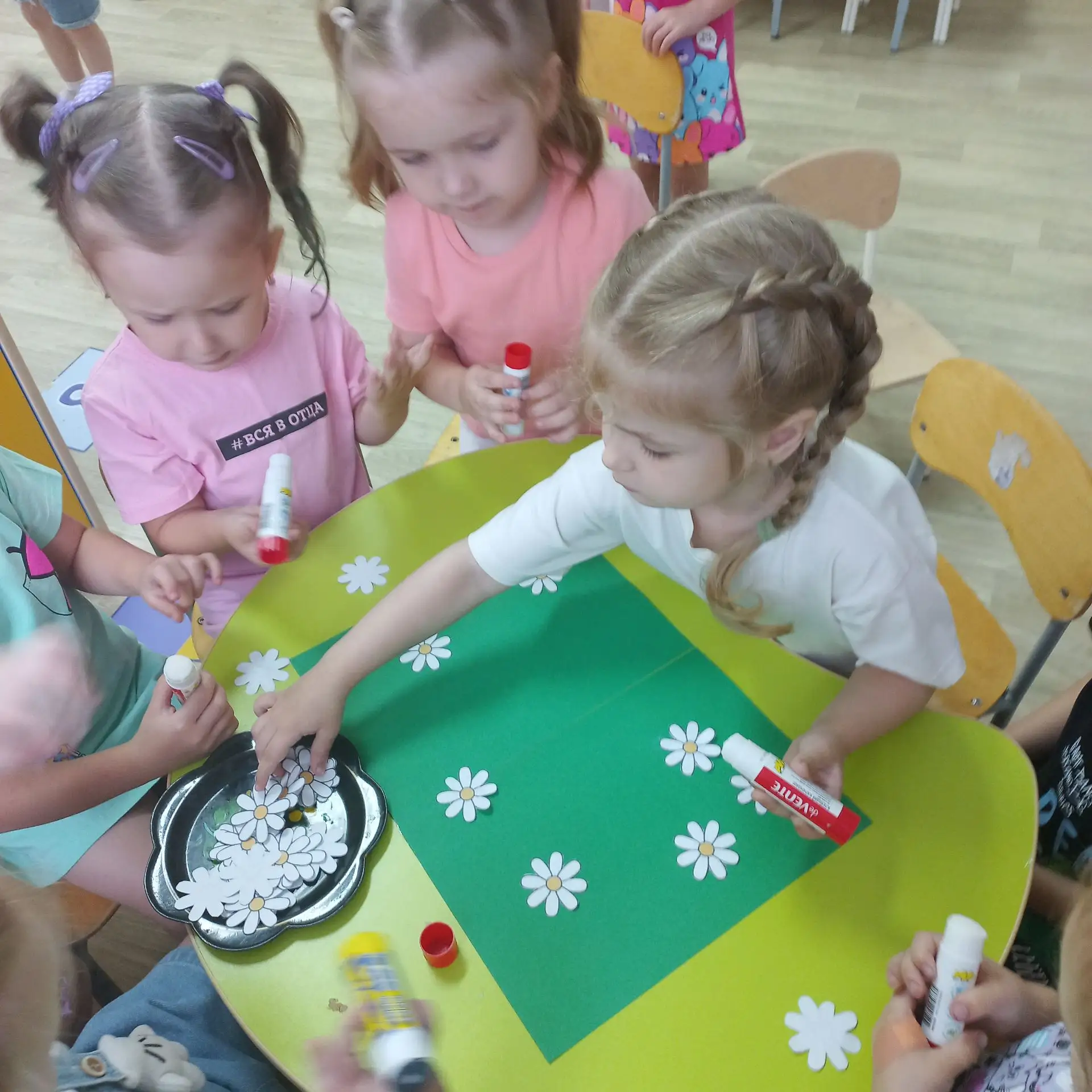 Сегодня в группе " Пчёлки "  прошёл День ромашек! Этот нежный и солнечный цветок стал г...