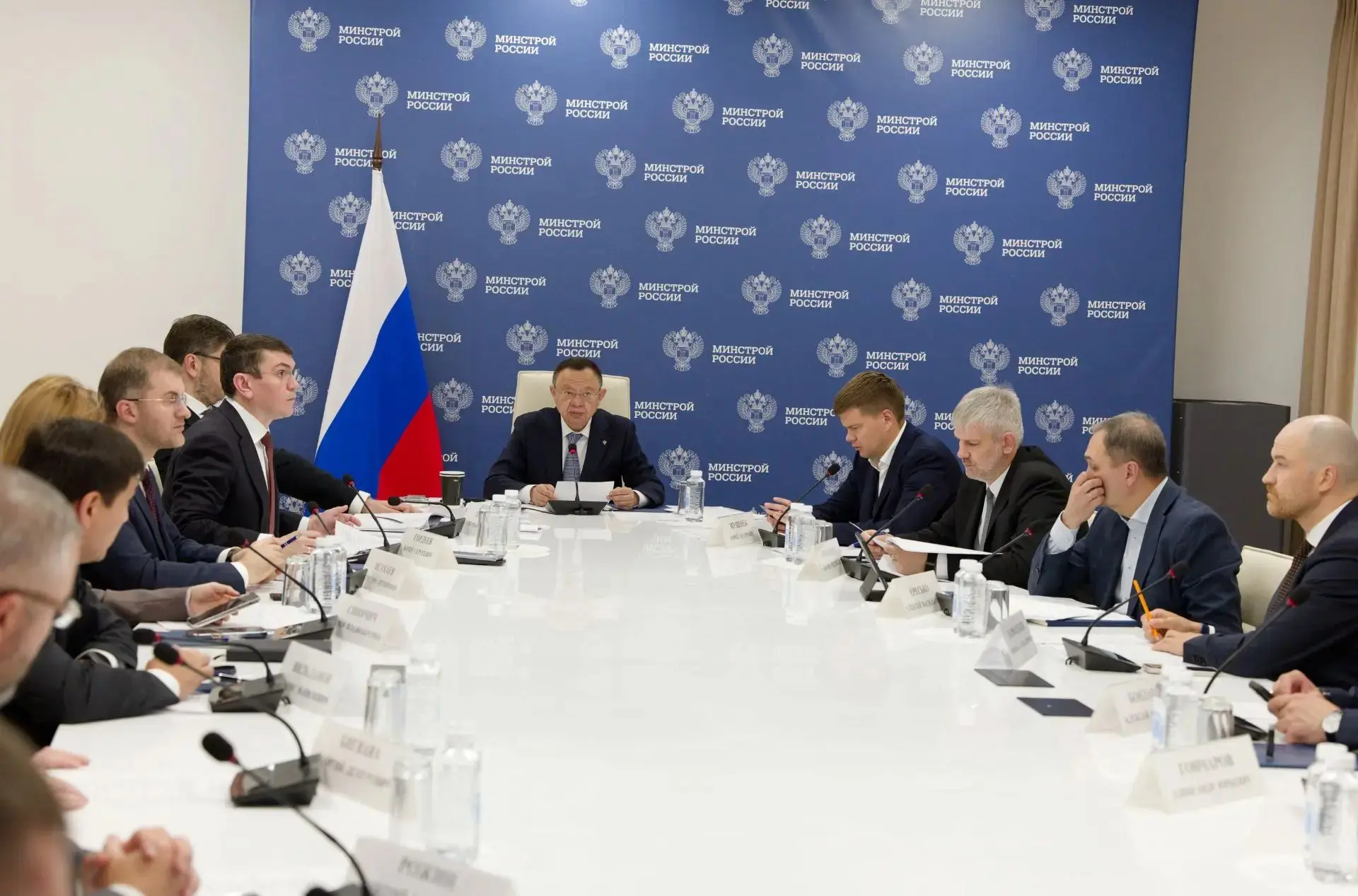 Глава Минстроя России Ирек Файзуллин провел еженедельное совещание с регионами и главными распорядит