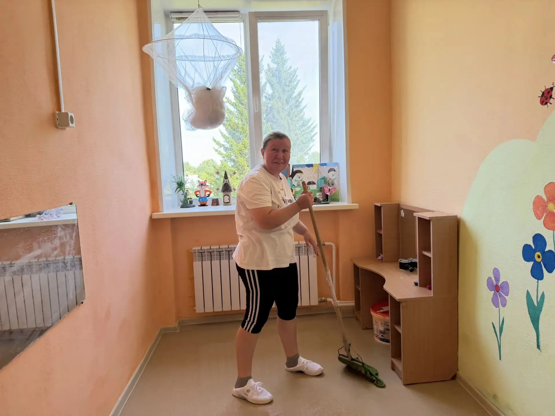 Ремонт в самом разгаре! 🖌️ Стены покрываются свежими рисунками, а методический материал проходит гл
