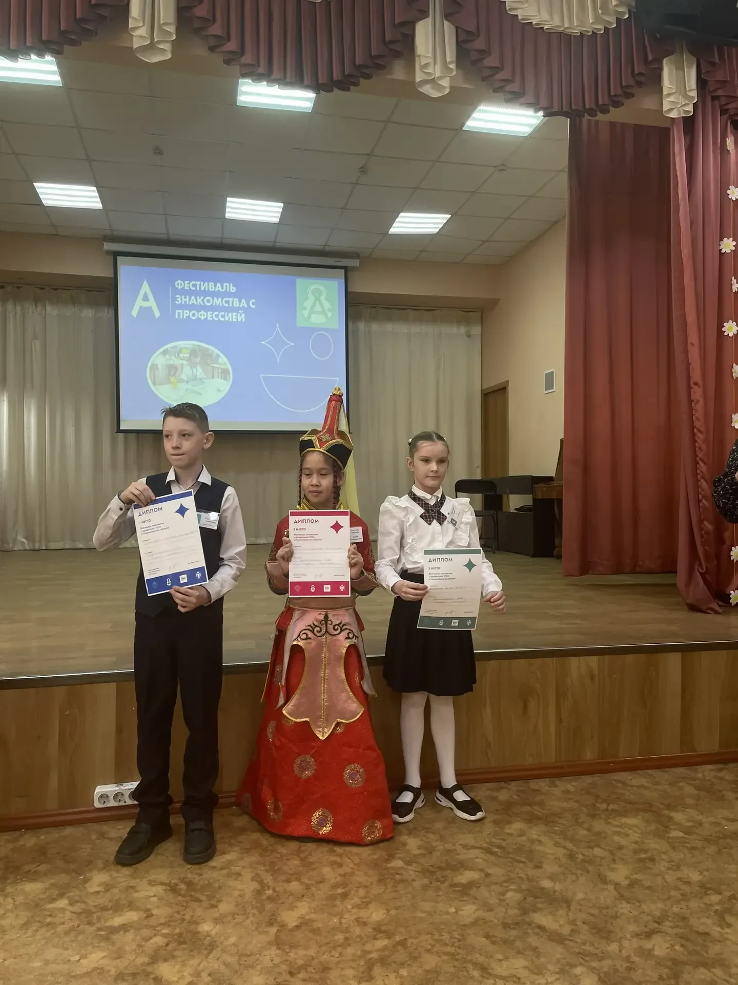 Фестиваль знакомства с профессией прошел на площадке МБОУ СОШ № 177. С приветственным словом к участ
