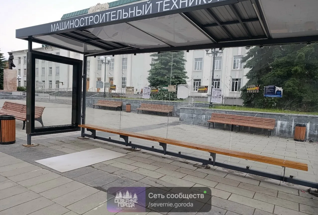 На остановке у Машиностроительного техникума рухнул элемент внутренней обшивки козырька...