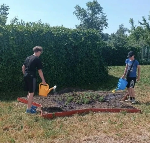 Школьный лагерь труда и отдыха продолжает свою работу.