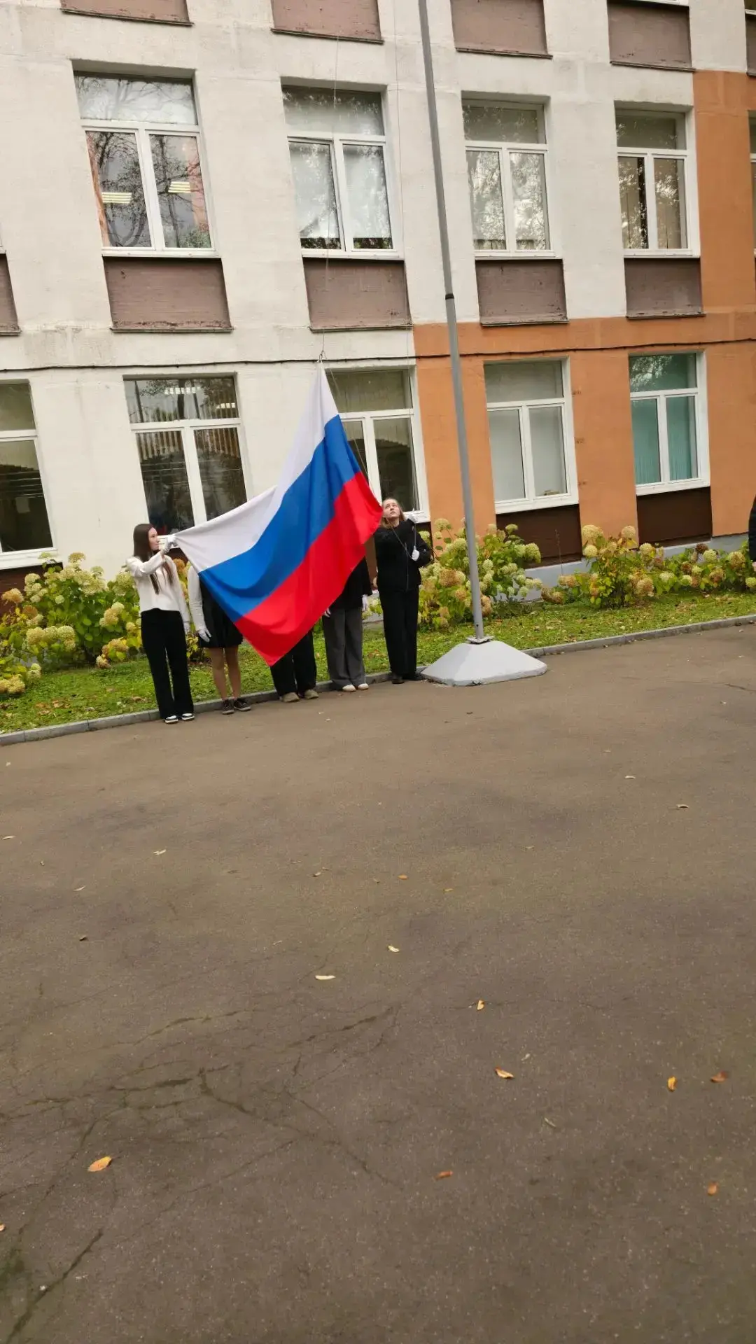 🇷🇺 В понедельник у площади нашей школы состоялась традиционная, уже 152-я по счету, ц...