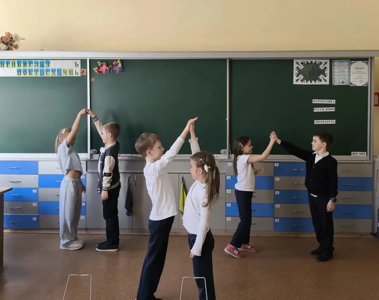 ВЗГЛЯНУТЬ В ЗЕРКАЛО ЭПОХИ: ШКОЛА ОТКРЫЛА КУЛИСЫ БОЛЬШОГО ТЕАТРА! ✨🎭  Хотите узнать, как обычный учеб