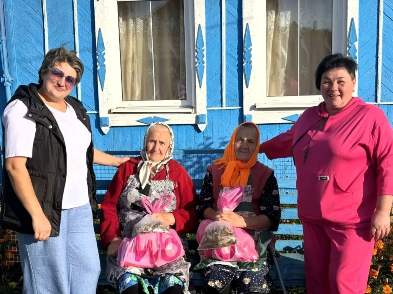 В ходе декады пожилых людей заведующий Ржавским СДК Елена Ушакова вместе с начальником ...