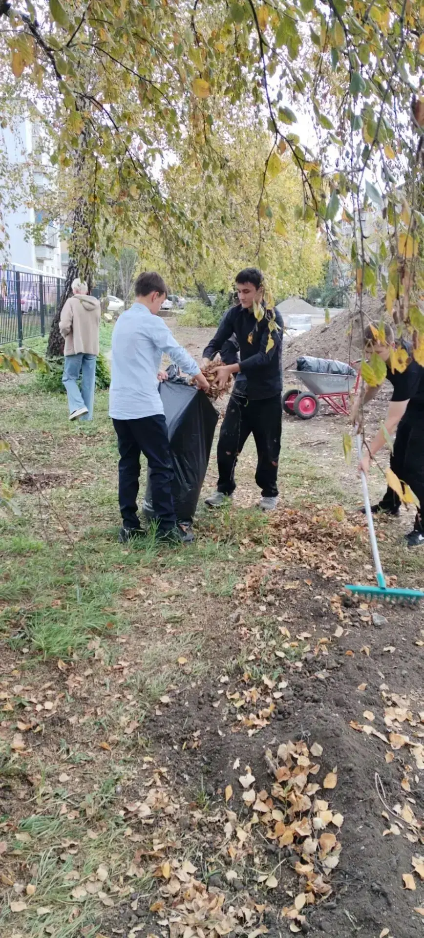 🍂🍁Осенний месячник чистоты в самом разгаре: ученики наводят порядок в родной школе
