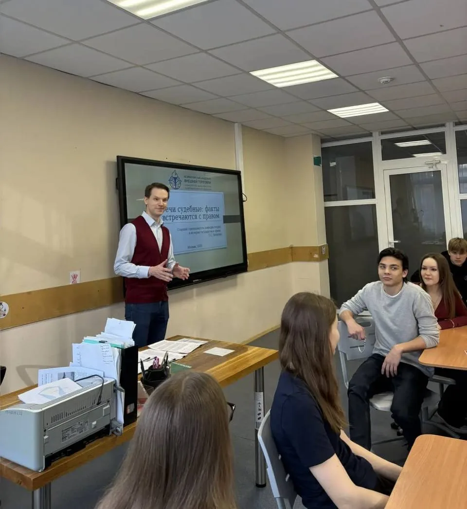 Представители ВАВТ поучаствовали в «Дне науки» в школе №1574 📉