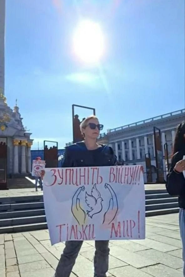 🙌🏻В Киеве на Майдане начался митинг "за мир".
