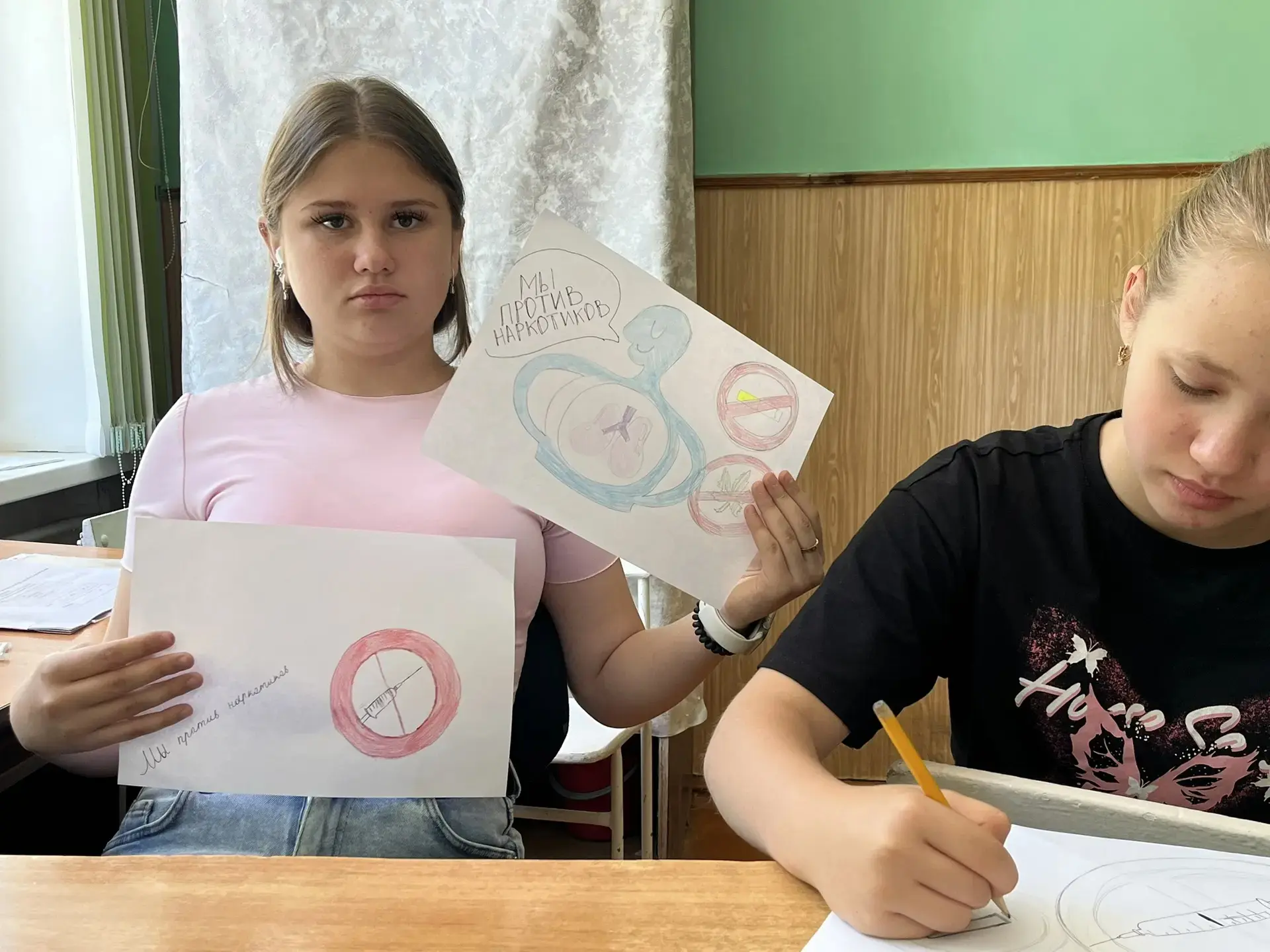 4 отряд сегодня провел акцию «Мы против наркотиков» ребята нарисовали рисунки в поддержку движения б