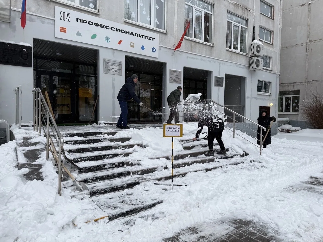 ✅Сегодня в ТГТК прошёл субботник по уборке снега.