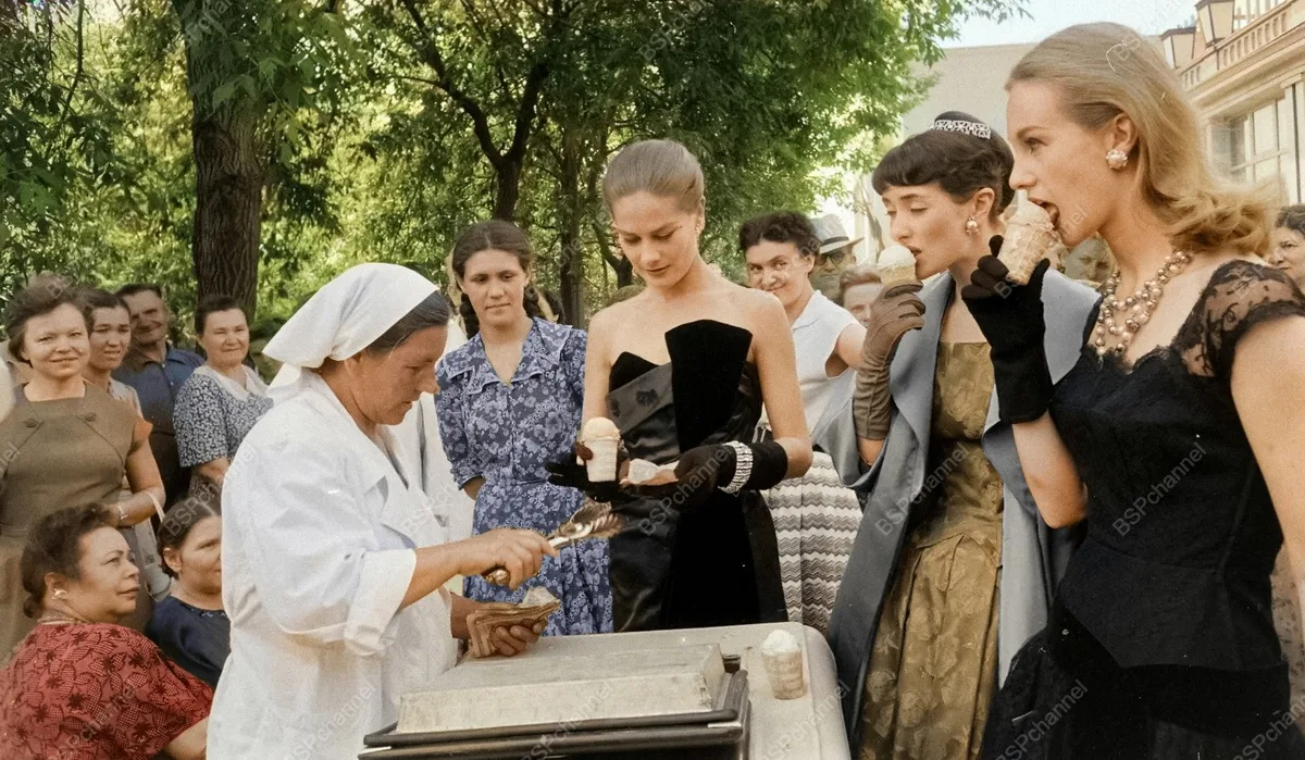 Британские манекенщицы и советский пломбир в Москве 1956 года.
