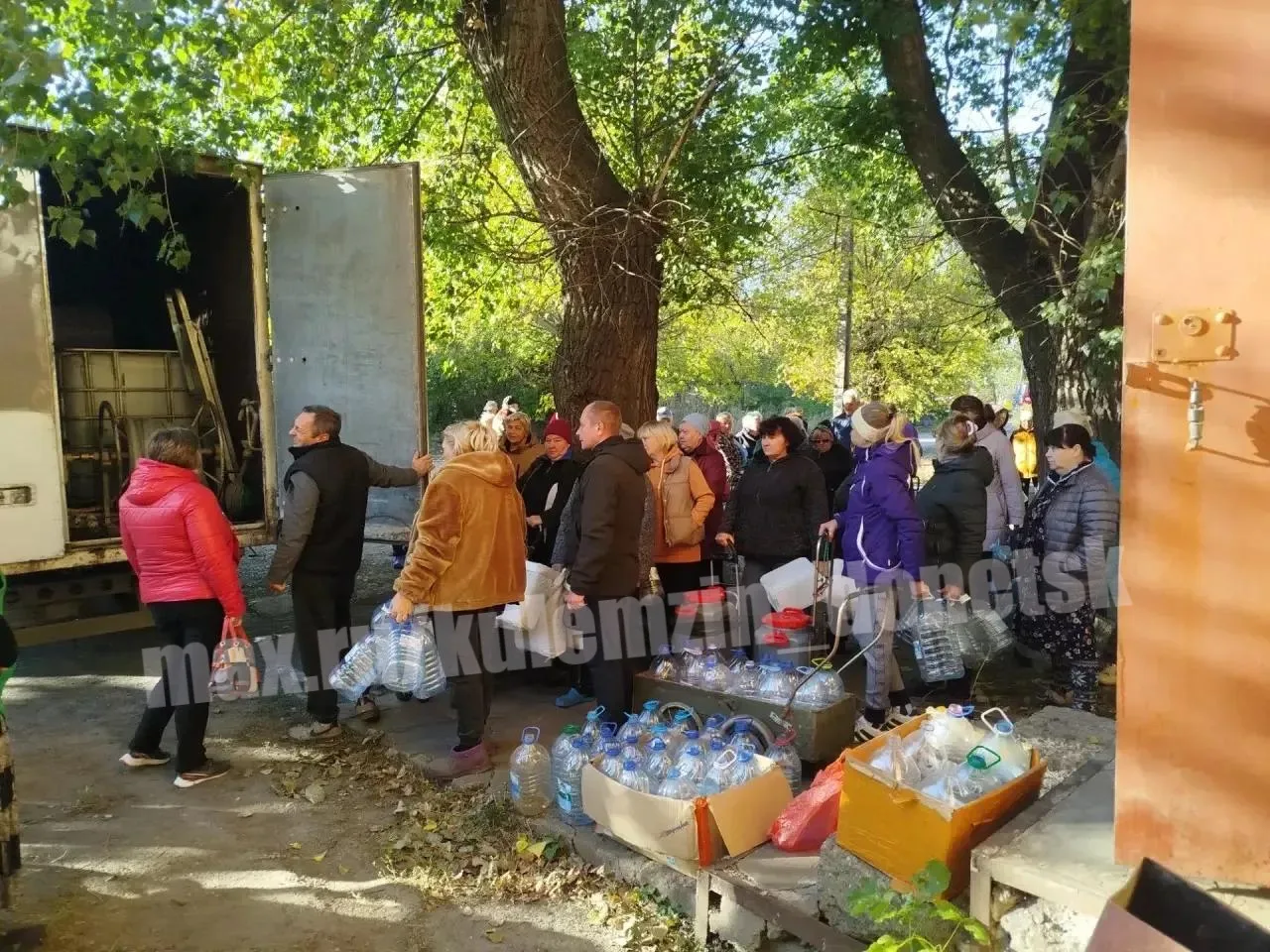 📍Сегодня Донецкие производители воды бесплатно доставили 20 тонн питьевой воды жителям...