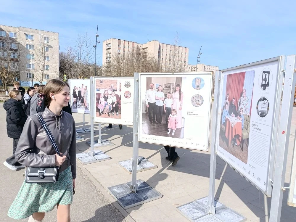 🇷🇺 Связь поколений начинается здесь. Наши семиклассники посетили уникальную выставку «Большая семья 