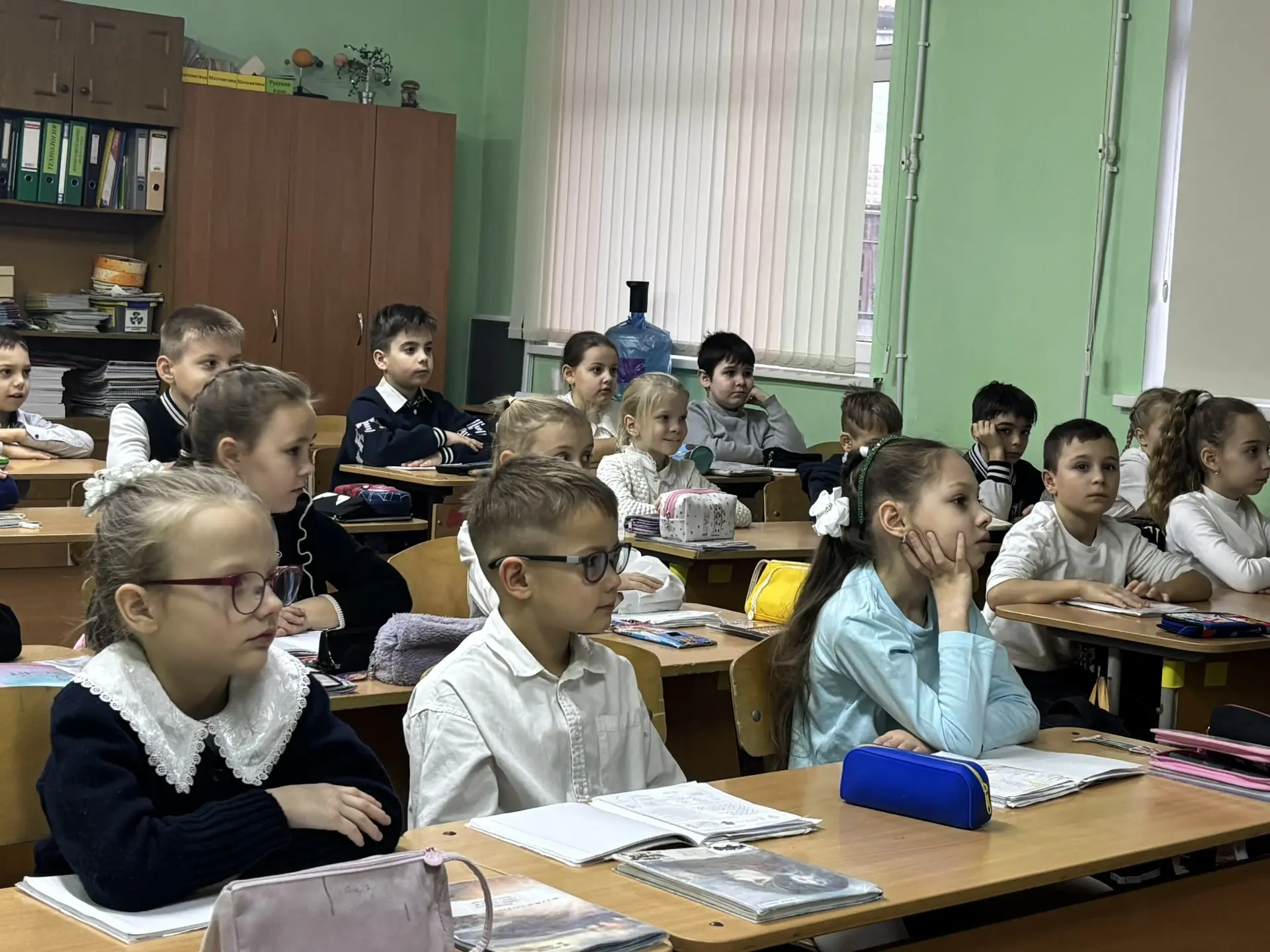 🇷🇺Наша неделя традиционно началась с поднятия флага и исполнения гимнов  На линейке ребята узнали о 