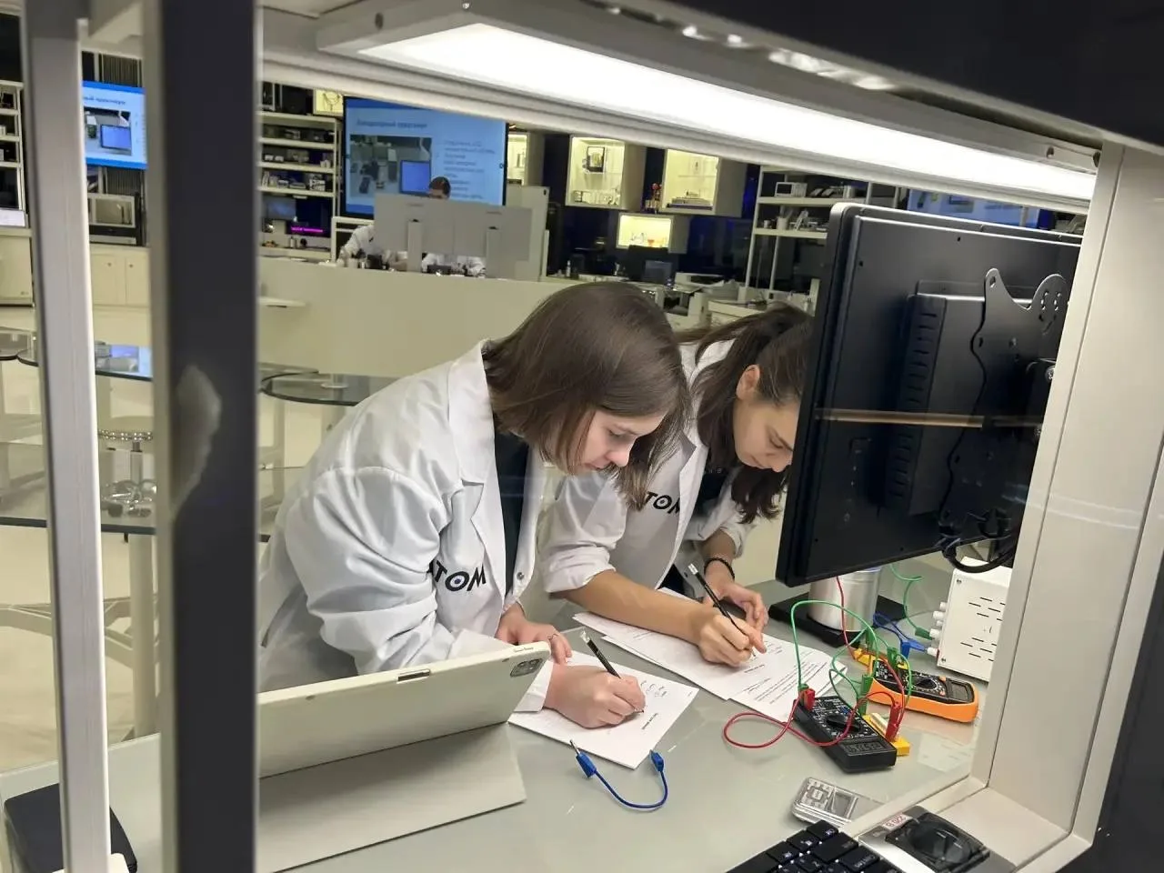Физика на практике  👨‍🔬10 апреля в рамках городского проекта «Учебный день в музее» учащиеся 10И кла